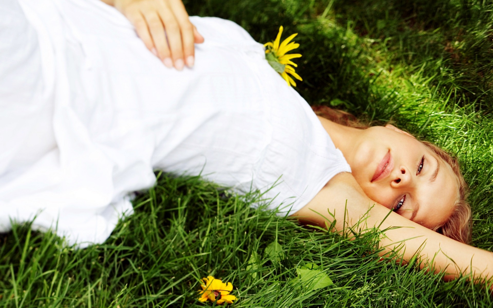 घास विश्राम लॉन प्रकृति गर्मी घास का मैदान मनोरंजन सड़क पर औरत नींद क्षेत्र पार्क युवा आराम सुंदर लड़की प्यारा फूल खुशी महिलाओं