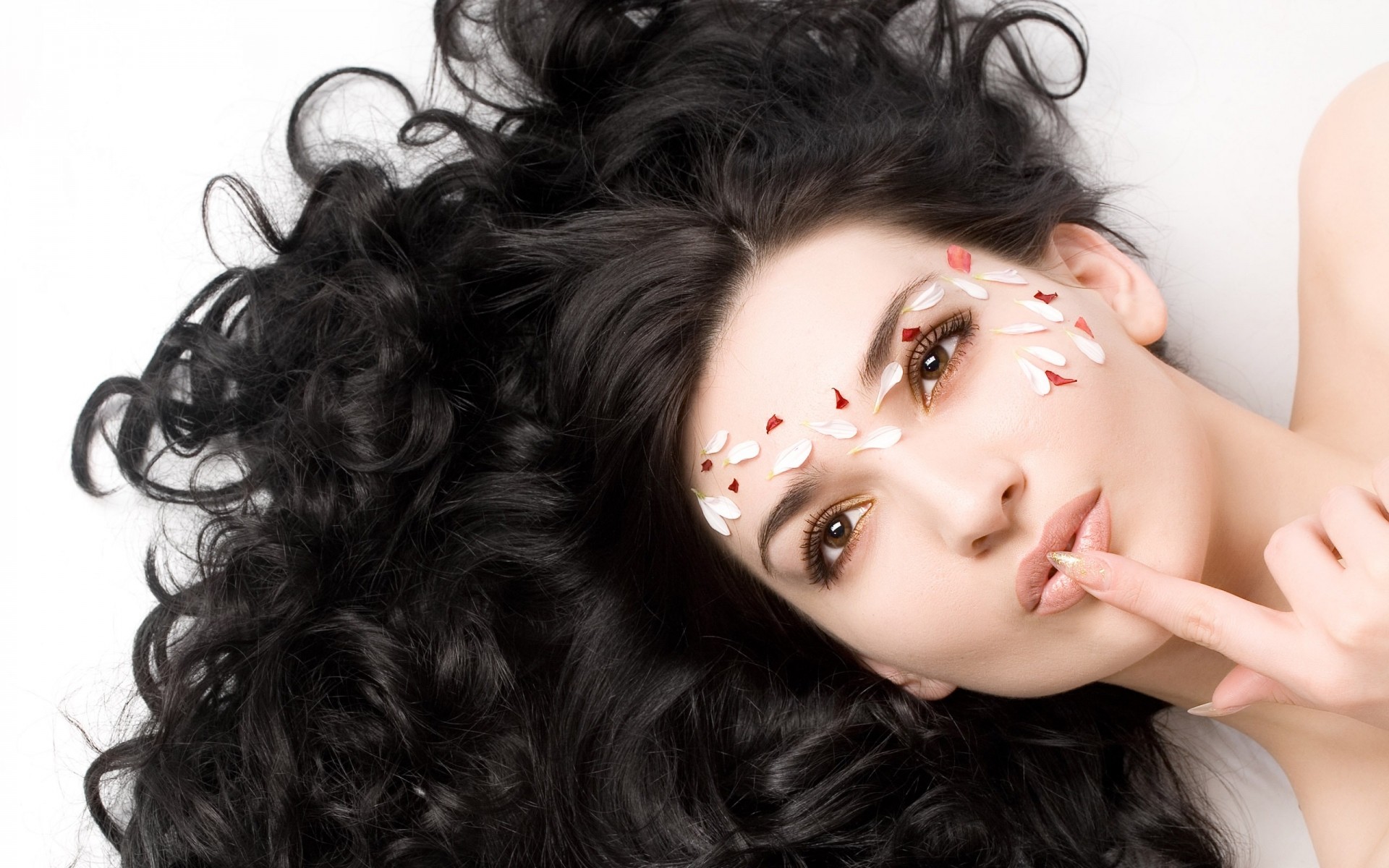 फैशन ग्लैमर औरत घुंघराले सेक्सी बाल लड़की लंबे मॉडल त्वचा आंख चित्र केश सुंदर प्यारा होंठ सुरुचिपूर्ण शैली औरत