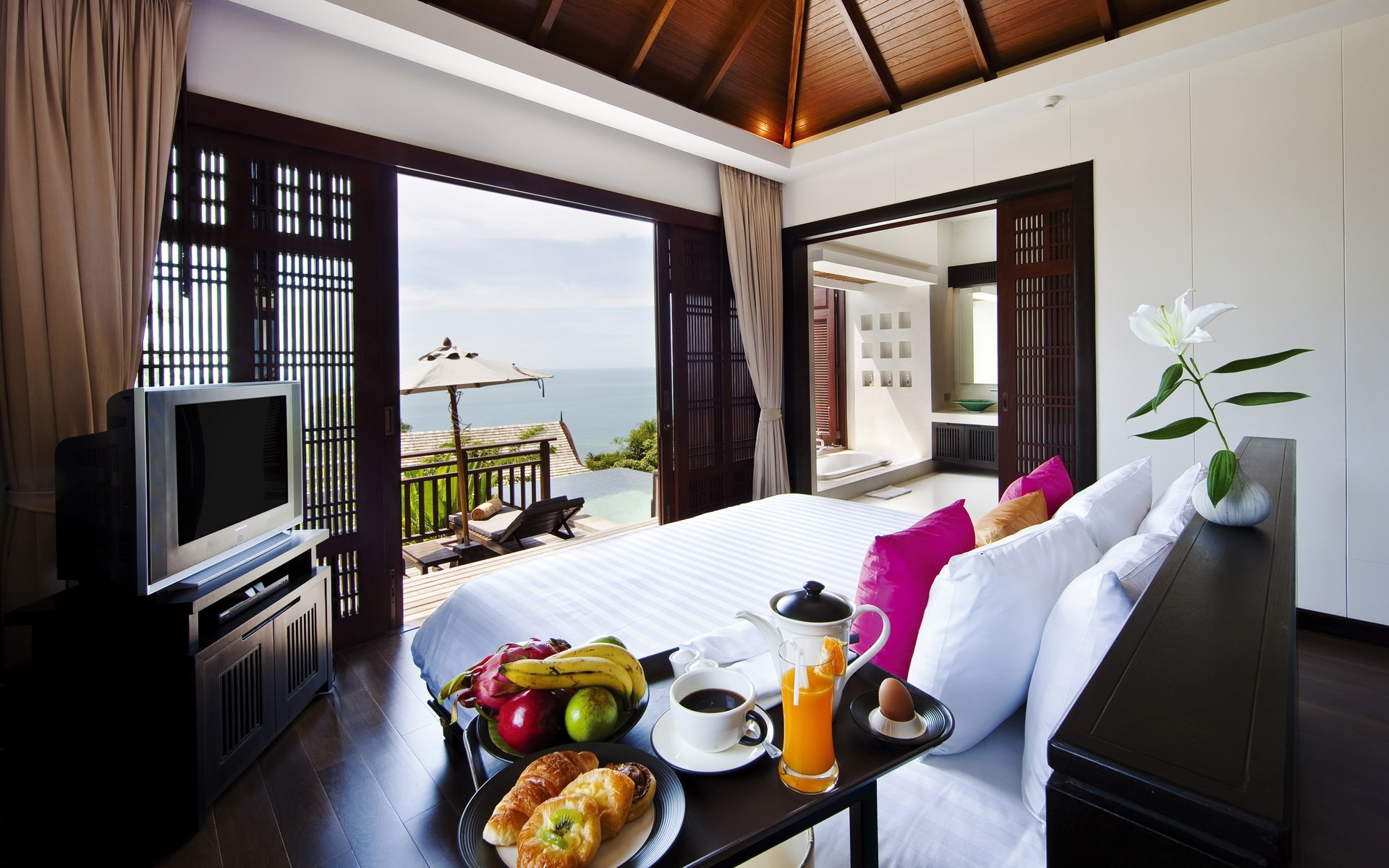 टेबल इनडोर फर्नीचर खिड़कियां कमरा कुर्सी घर परिवार आधुनिक अंदर विलासिता मंजिल होटल जगह इंटीरियर डिजाइन अपार्टमेंट दीपक सोफा वास्तुकला फल भोजन