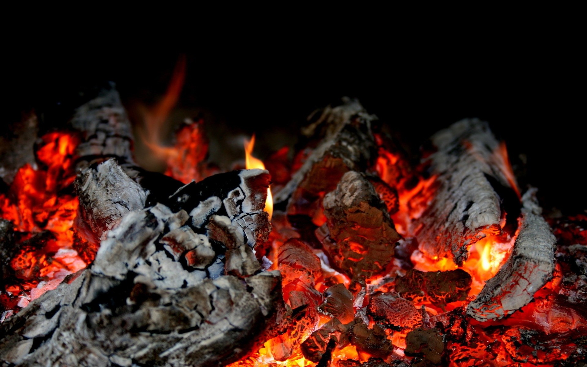 लौ अलाव अलाव चिमनी कोयला जलाऊ लकड़ी कोयला राख जला गर्मी नरक ज्वाला खतरे गर्म शिविर ईंधन ज्वलनशील धुआं जला दिया आग पृष्ठभूमि