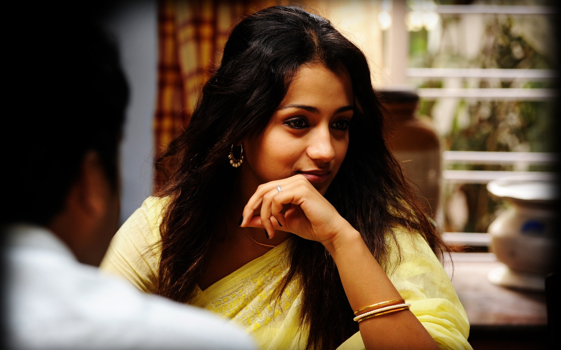 महिला घर के अंदर चेहरे की अभिव्यक्ति चित्र वयस्क लड़की एक भारतीय अभिनेत्री बॉलीवुड अभिनेत्री अभिनेत्री आदर्श तृषा कृष्णन