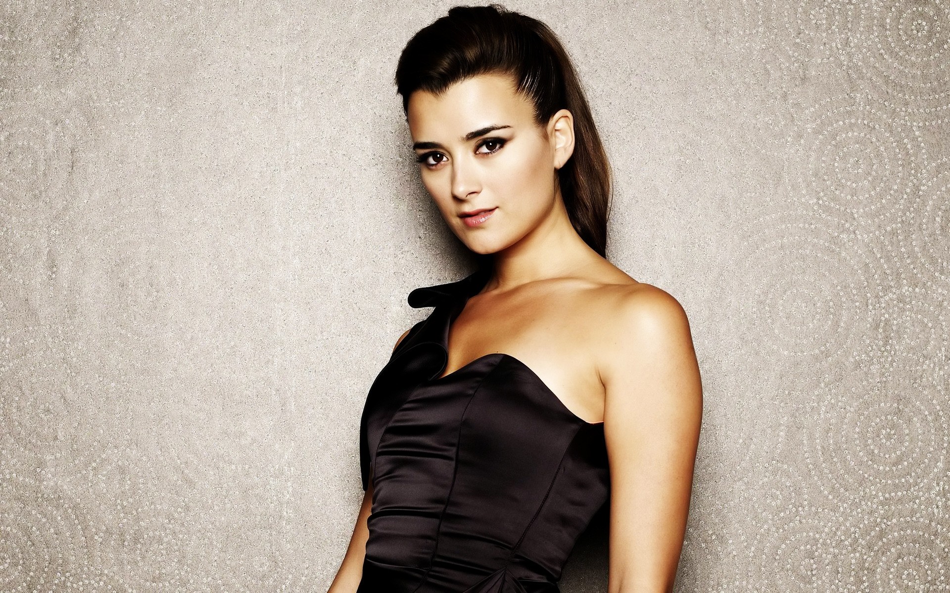 फैशन औरत चित्र लड़की मॉडल ग्लैमर सेक्सी सुंदर पहनने श्यामला अभिनेत्री औरत प्रसिद्ध व्यक्ति कलाकार