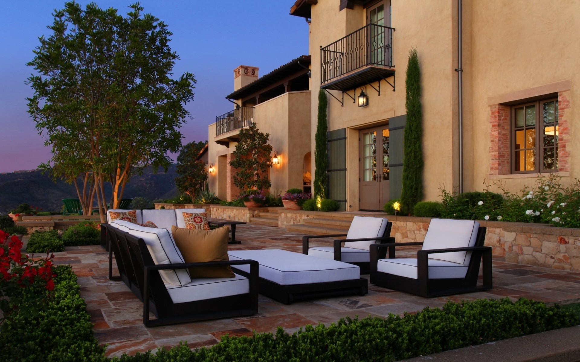 वास्तुकला घर मकान आँगन घर जगह दिन के उजाले यात्रा घर के बाहर होटल पेड़ सड़क कुर्सी शहर बालकनी विलासिता परिवार बगीचा रात रोशनी