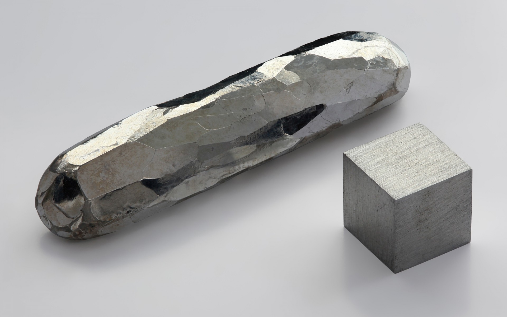 कीमती चमकता हुआ अछूता आभूषण एक विलासिता पत्थर