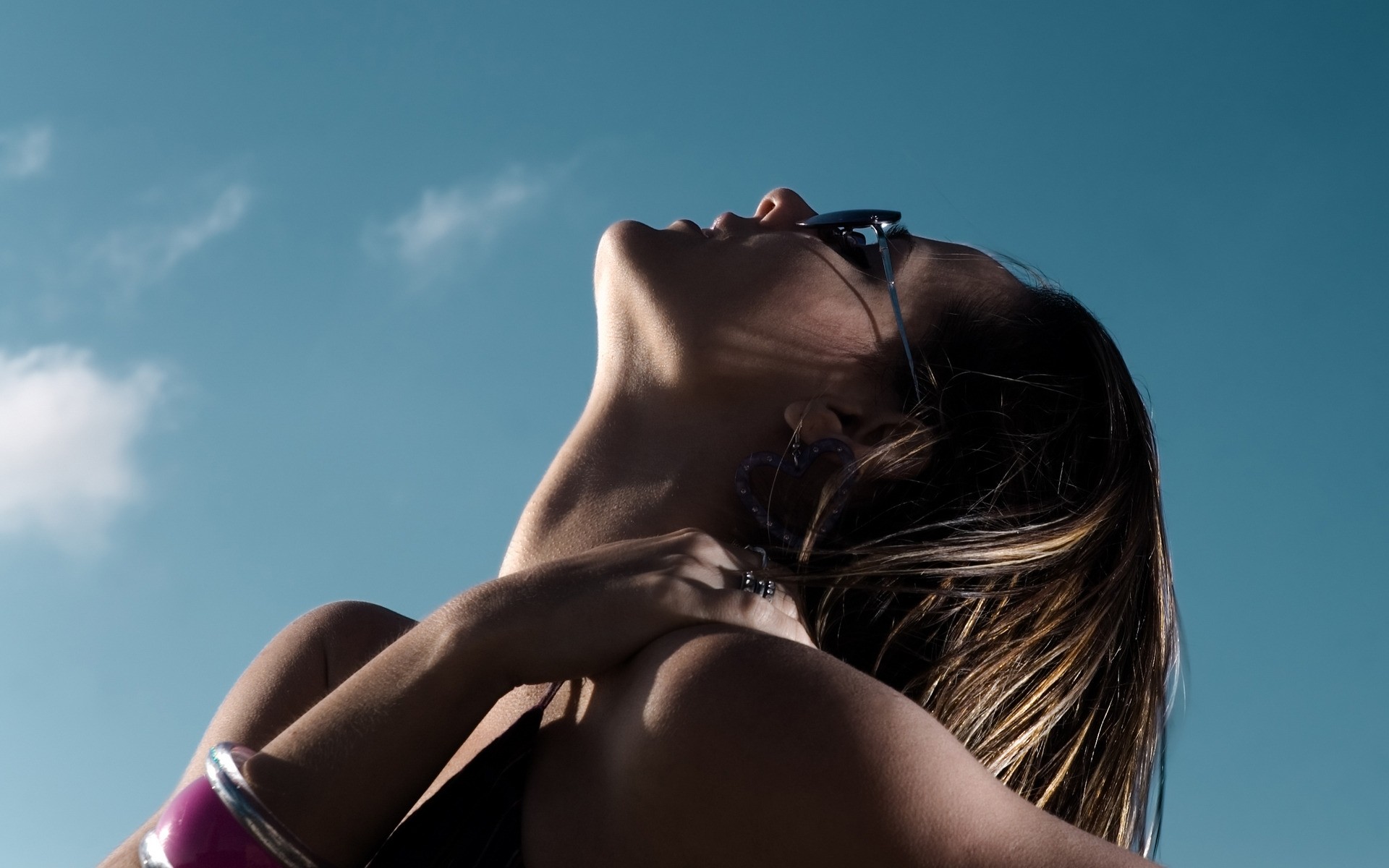 औरत लड़की नंगा फैशन सेक्सी चित्र मॉडल आकाश एक ग्लैमर प्यार कामुक वयस्क समुद्र तट सूरज बाल साइड व्यू त्वचा घर के बाहर