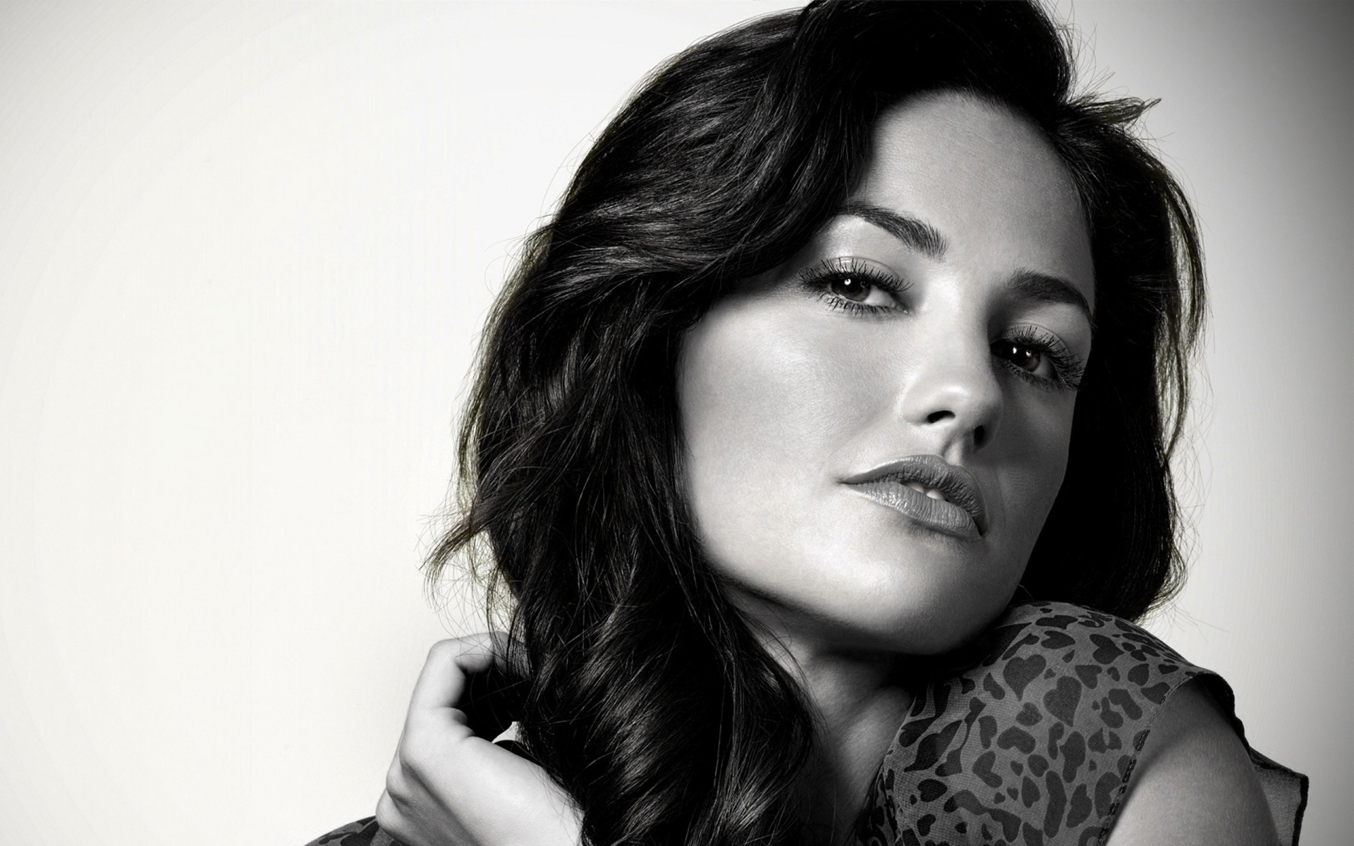 पोर्ट्रेट महिला फैशन लड़की मोनोक्रोम मॉडल सेक्सी आंख ग्लैमर एक वयस्क स्टूडियो होंठ महिलाओं अभिनेत्री मशहूर हस्तियों मिंका केली