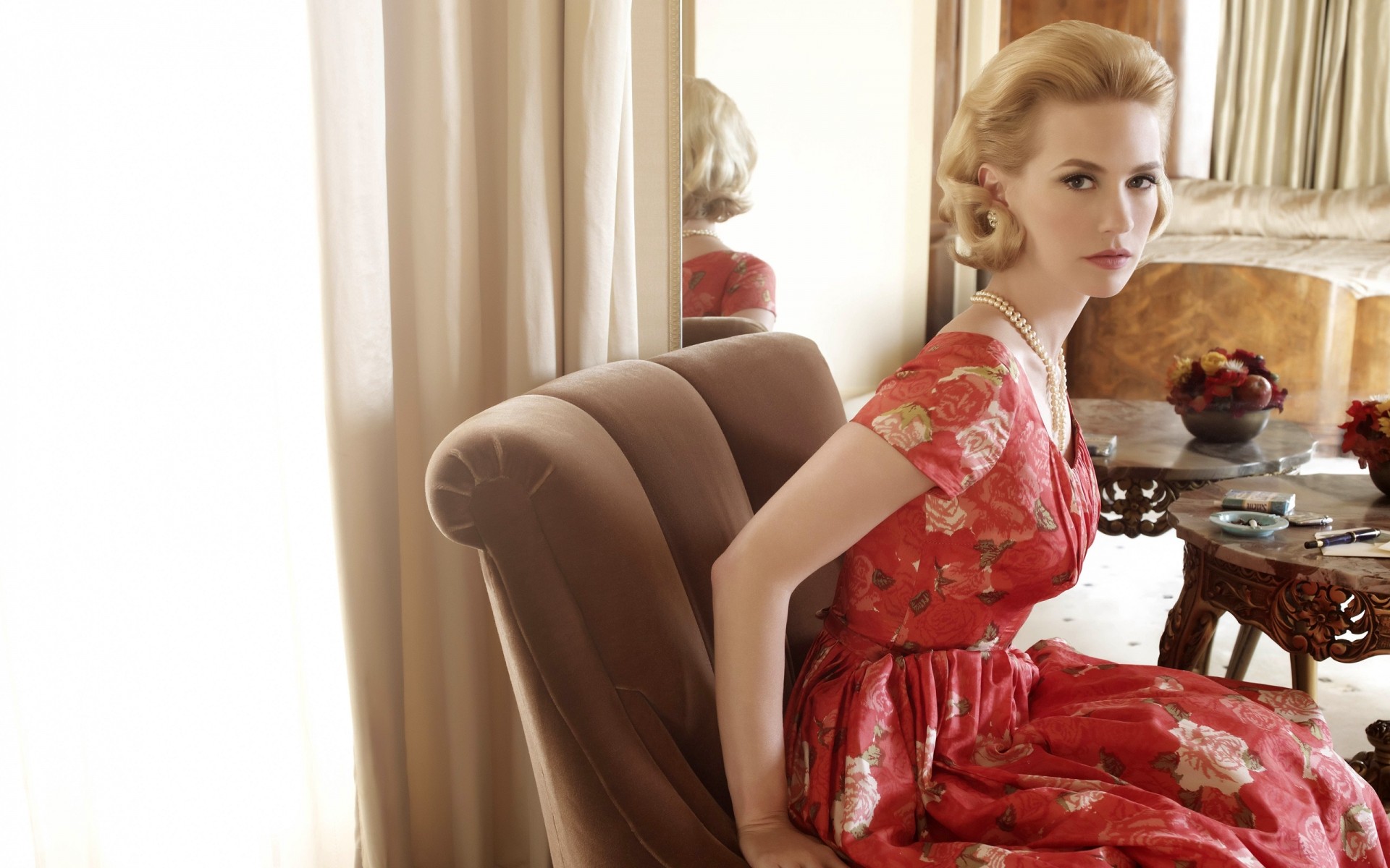 महिला कमरा इनडोर वयस्क फर्नीचर लड़की एकल फैशन सोफा बैठो सुंदर विलासिता परिवार