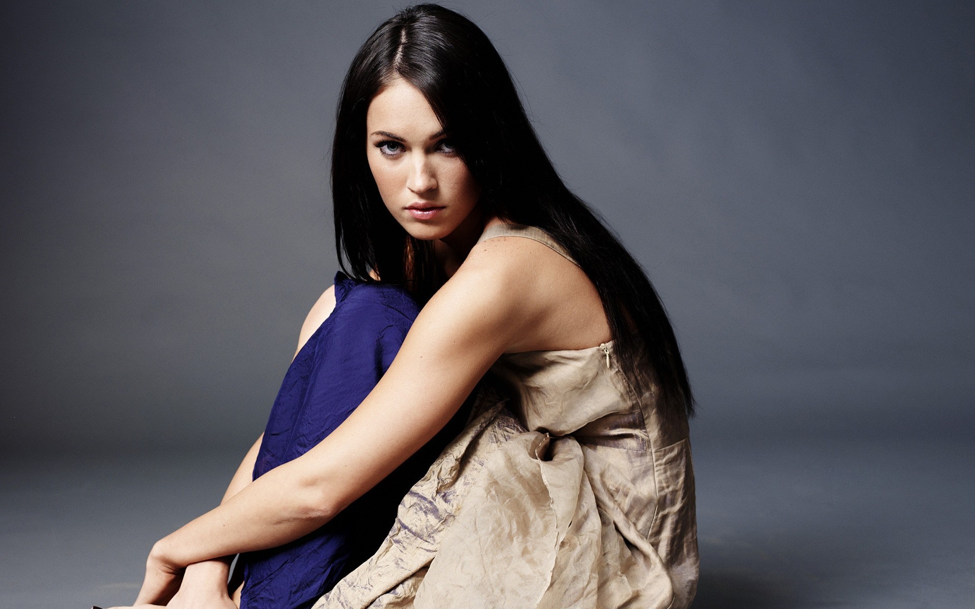 फैशन औरत चित्र ग्लैमर मॉडल सेक्सी लड़की सुंदर एक श्यामला सुंदर अभिनेत्री फोटो चेहरा गंभीर