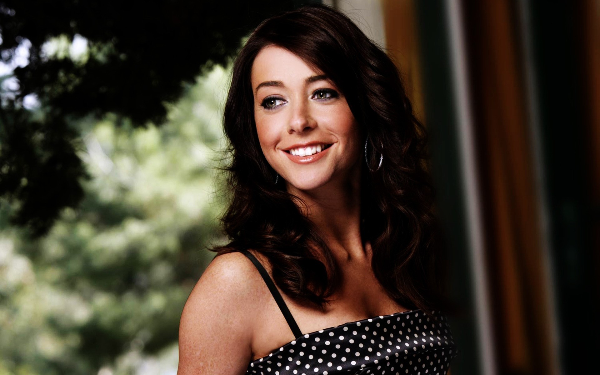 महिला फैशन चित्र एक ग्लैमर श्यामला सेक्सी चेहरे की अभिव्यक्ति सुंदर लड़की सेलिब्रिटी अभिनेत्री मुस्कान एलिसन हैनिगन महिलाओं