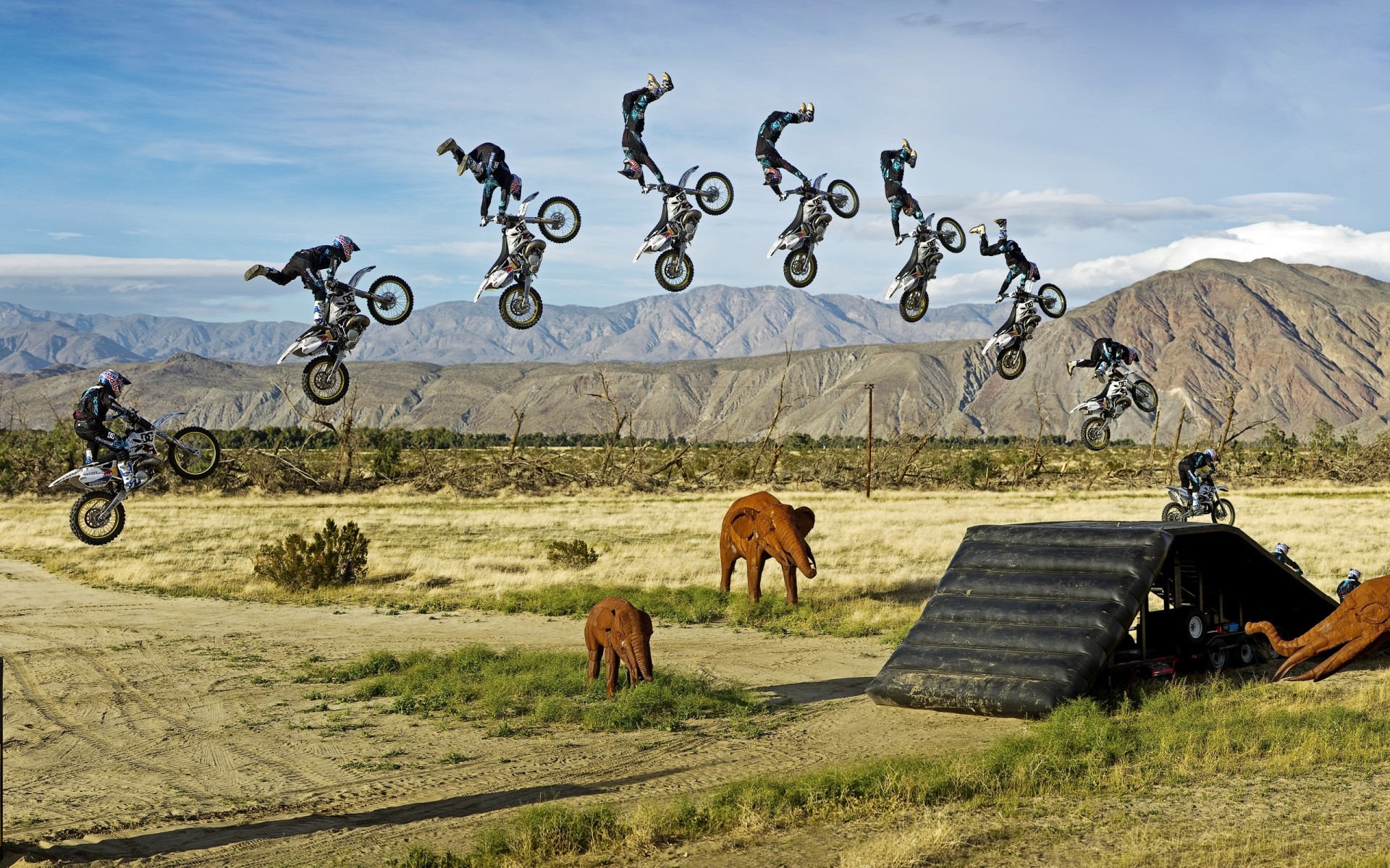 खेल घास प्रकृति परिदृश्य घर के बाहर आकाश गर्मी यात्रा क्षेत्र ग्रामीण ग्रामीण इलाकों जंगल हाथी खिलौने मूर्तियों मोटरसाइकिल