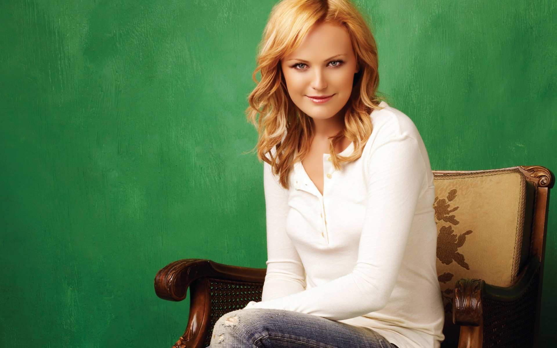 महिला एकल चित्र वयस्क पहने हुए घर के अंदर बैठे लड़की अभिनेत्री फोटो चित्र फोटो