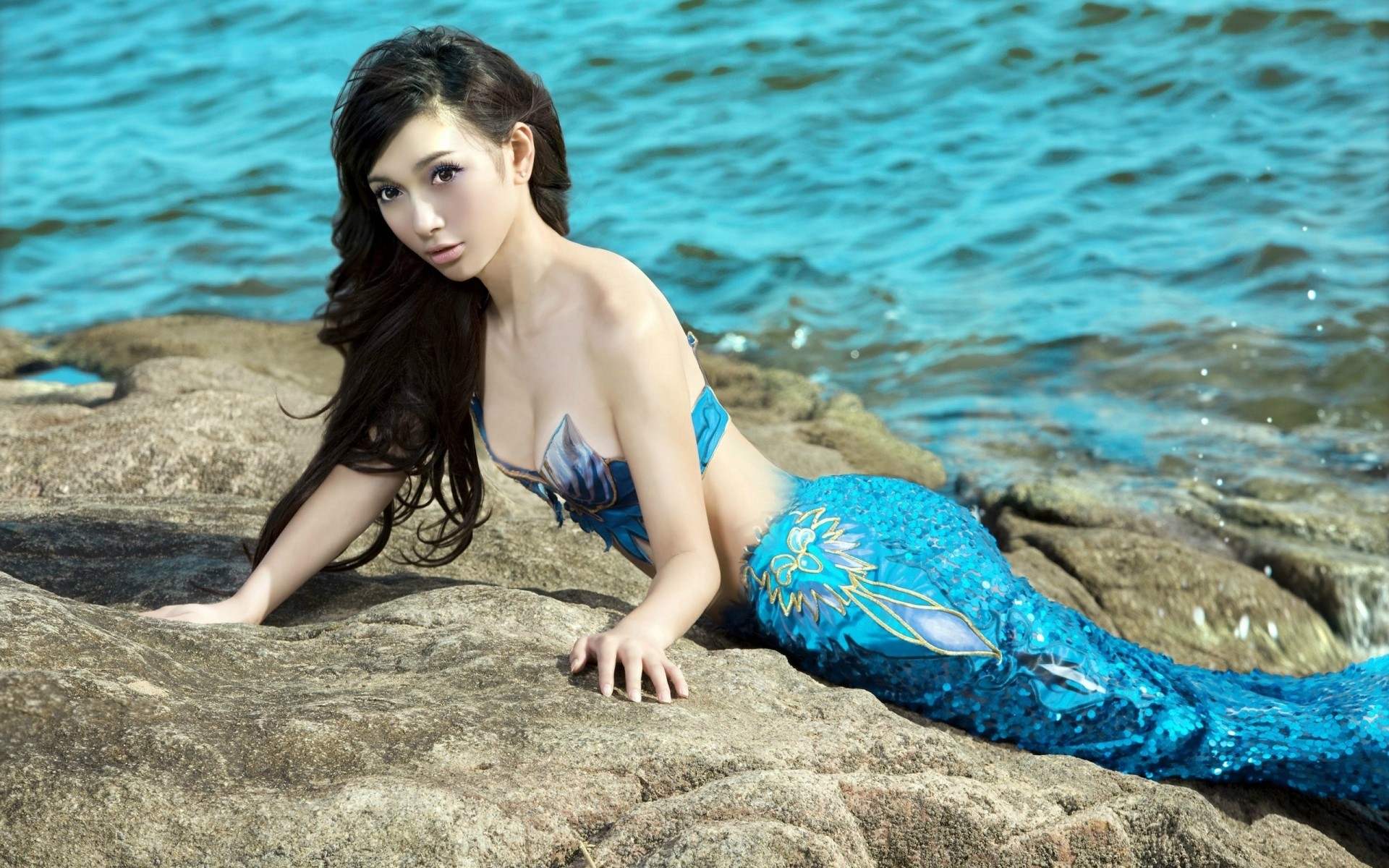 पानी गर्मी समुद्र तट प्रकृति समुद्र औरत उष्णकटिबंधीय सागर रेत आउटडोर आराम विश्राम सूरज सुंदर लड़की समुद्र सेक्सी अच्छा मौसम यात्रा