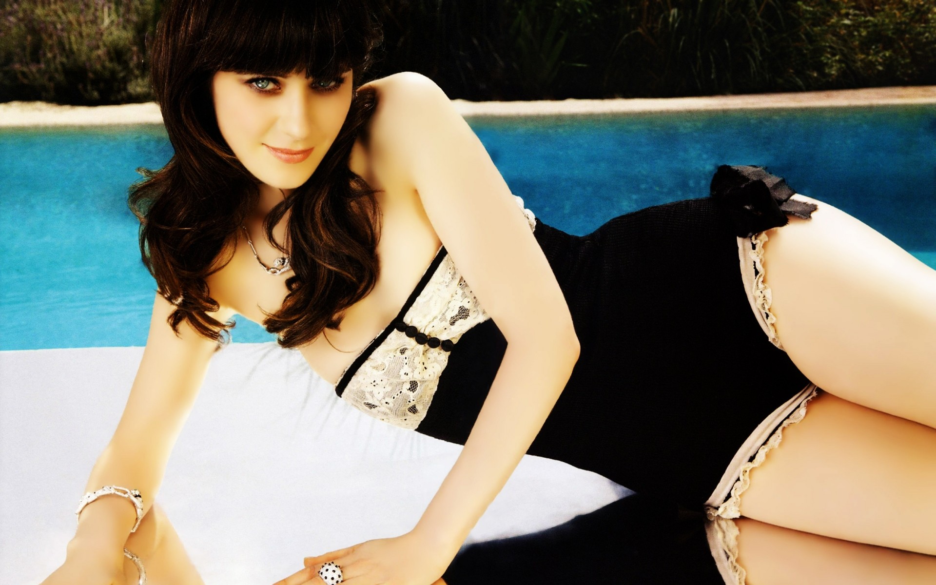 औरत अवकाश फैशन गर्मी चित्र लड़की बिकनी पानी विश्राम सेक्सी पूल विश्राम भव्य