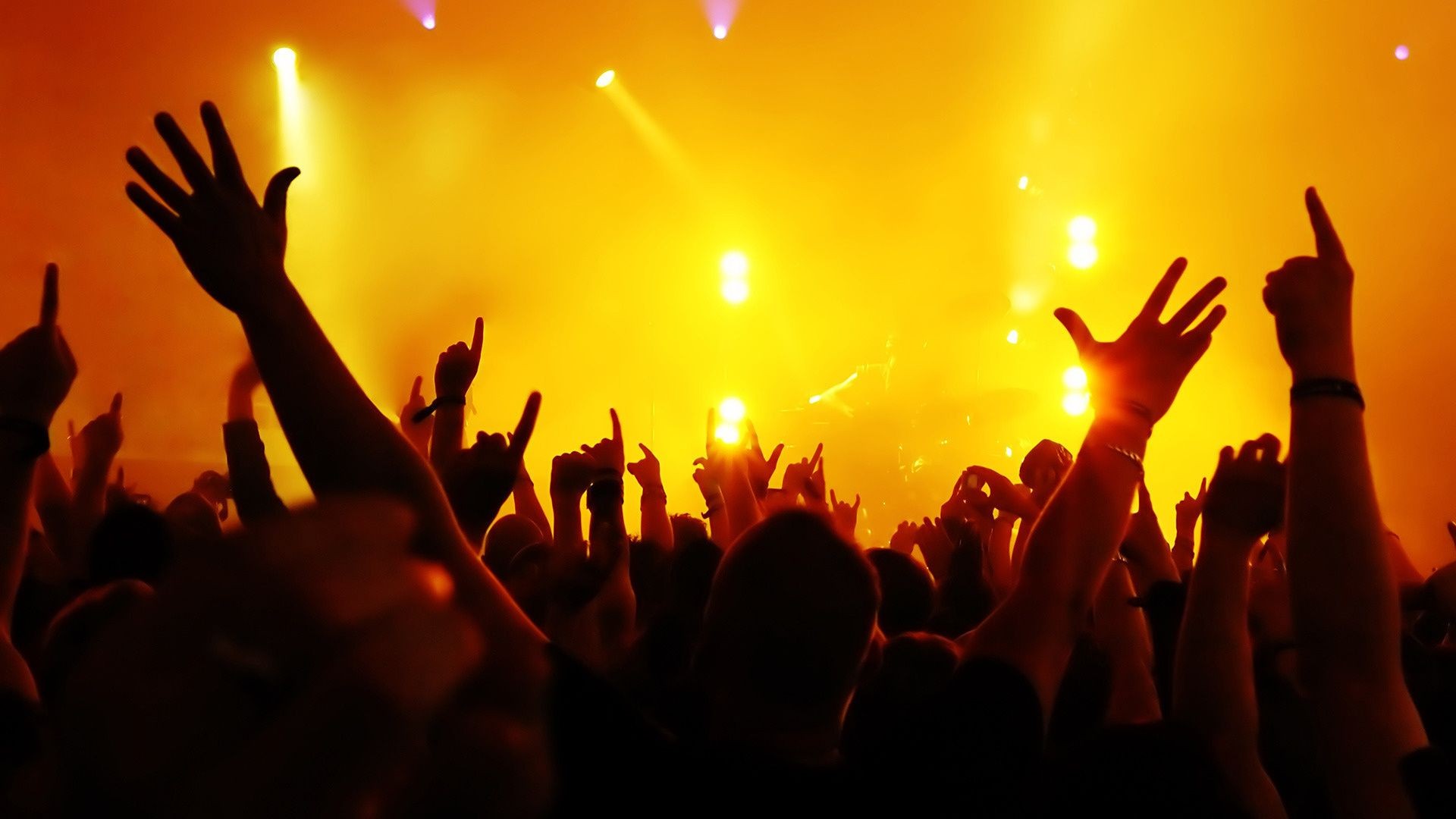 संगीत संगीत भीड़ दर्शकों नृत्य मंच प्रदर्शन संगीतकार कलंक बैंड सूर्यास्त बड़बड़ाना बैंड व्यक्ति उत्सव गायक प्रतिभागी त्योहार प्रकाश