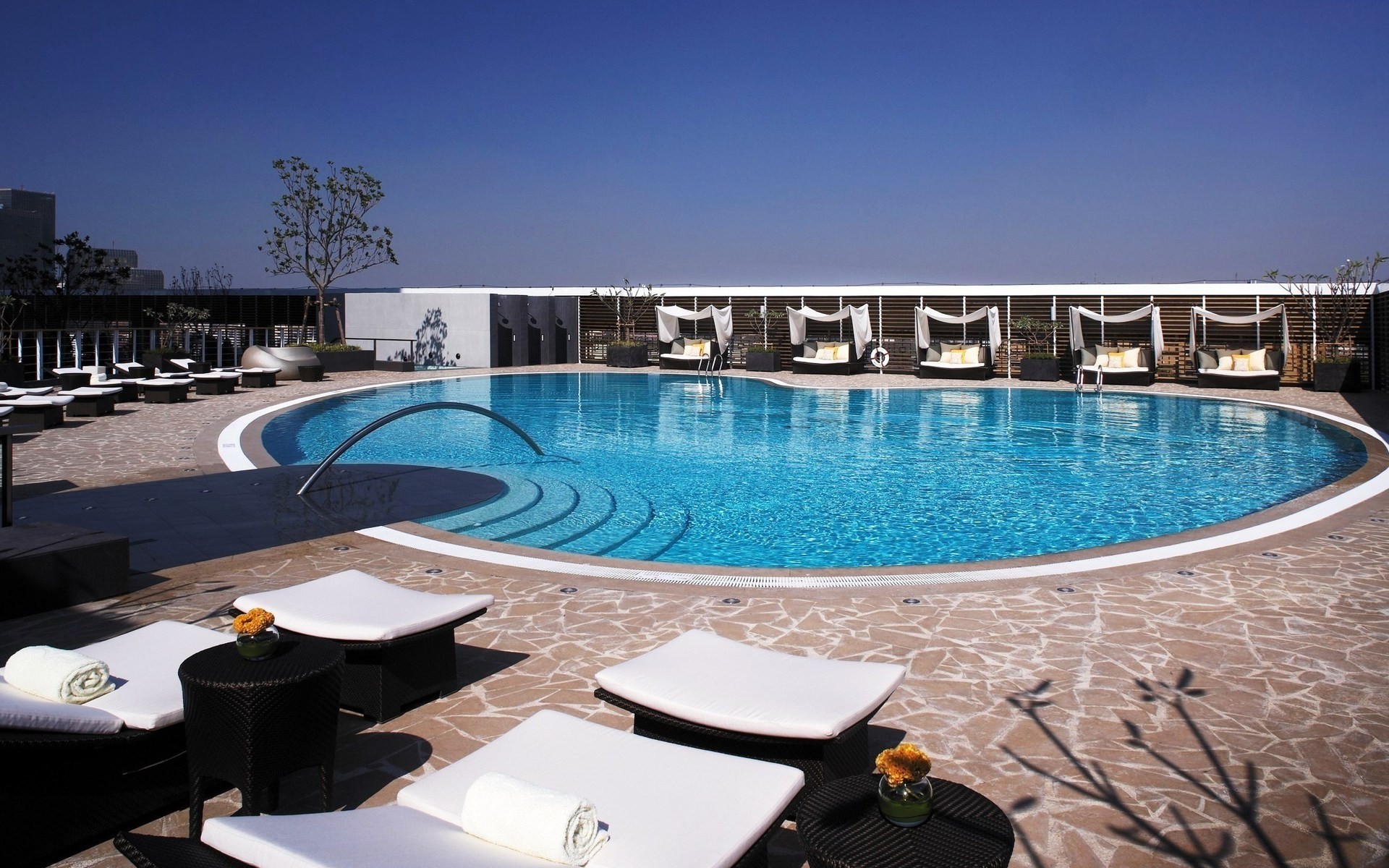 स्विमिंग पूल पानी तैराकी विलासिता यात्रा पूल होटल छुट्टी कुर्सी पूल छुट्टी छुट्टी सहारा आधुनिक घर के बाहर आकाश गर्मी विश्राम डिज़ाइन पृष्ठभूमि