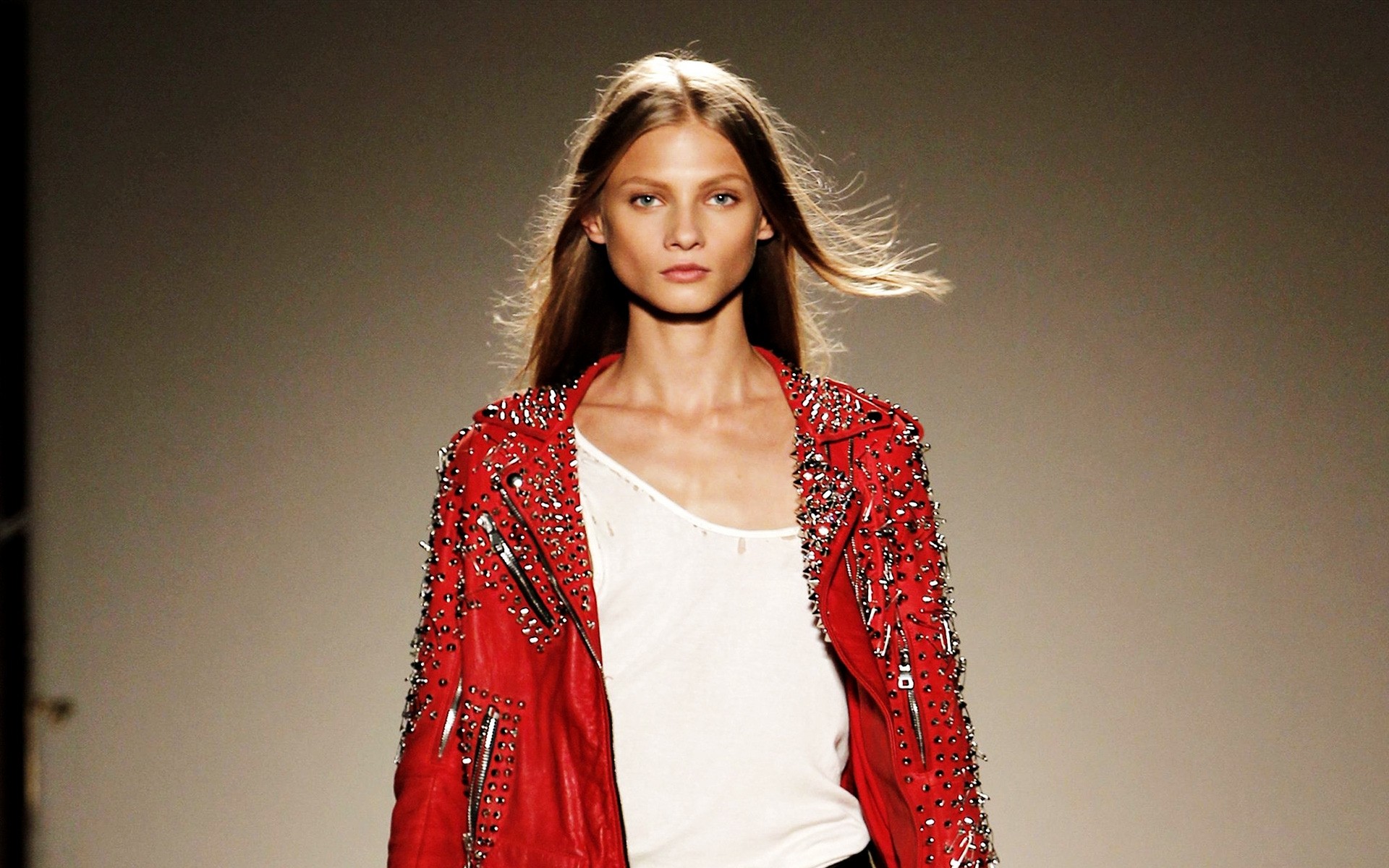 पोर्ट्रेट फैशन महिला लड़की मॉडल पहनने वयस्क सुंदर एकल सेक्सी स्टूडियो सुंदर पोशाक ग्लैमर