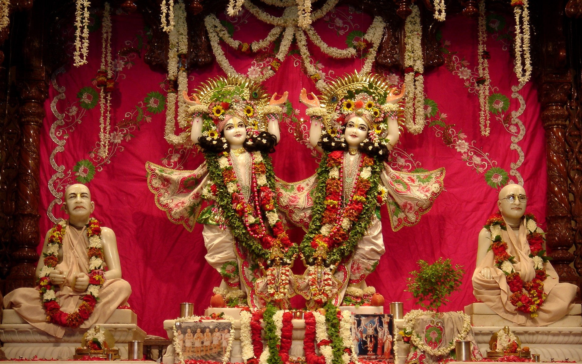 धर्म मंदिर सजावट बुद्ध मूर्ति पूजा सोना पारंपरिक मूर्ति आध्यात्मिकता त्योहार धार्मिक भगवान छुट्टी कला संस्कृति समारोह मोमबत्ती भिक्षु संत पृष्ठभूमि