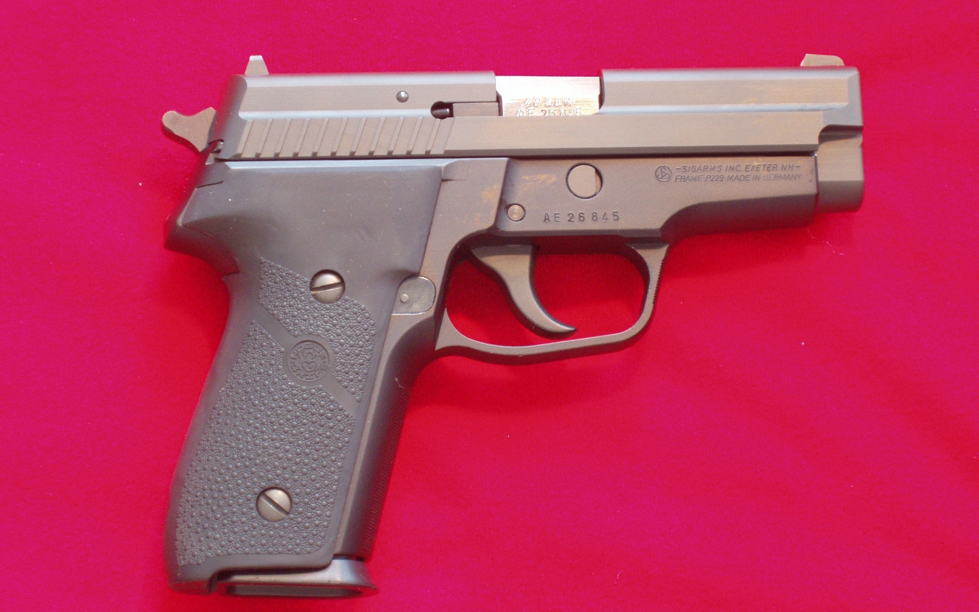 पिस्तौल बंदूक पिस्तौल अपराध गोला बारूद बल सुरक्षा ट्रिगर खतरा गोली सेंसर रिवाल्वर पुलिस सुरक्षा सुरक्षा सेना इस्पात रक्षा गुलाबी पृष्ठभूमि