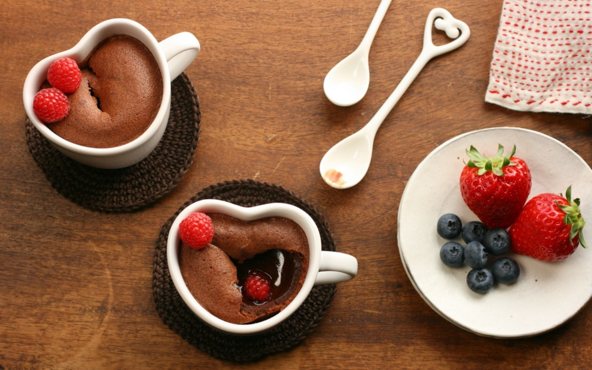 फल मीठा भोजन बेर स्ट्रॉबेरी चम्मच कटोरा नाश्ता क्रीम स्वादिष्ट डेयरी उत्पाद बढ़ने सुबह कप दूध बंद हुआ रास्पबेरी चीनी अभी भी जीवन स्ट्रॉबेरी रास्पबेरी ब्लैकबेरी चॉकलेट