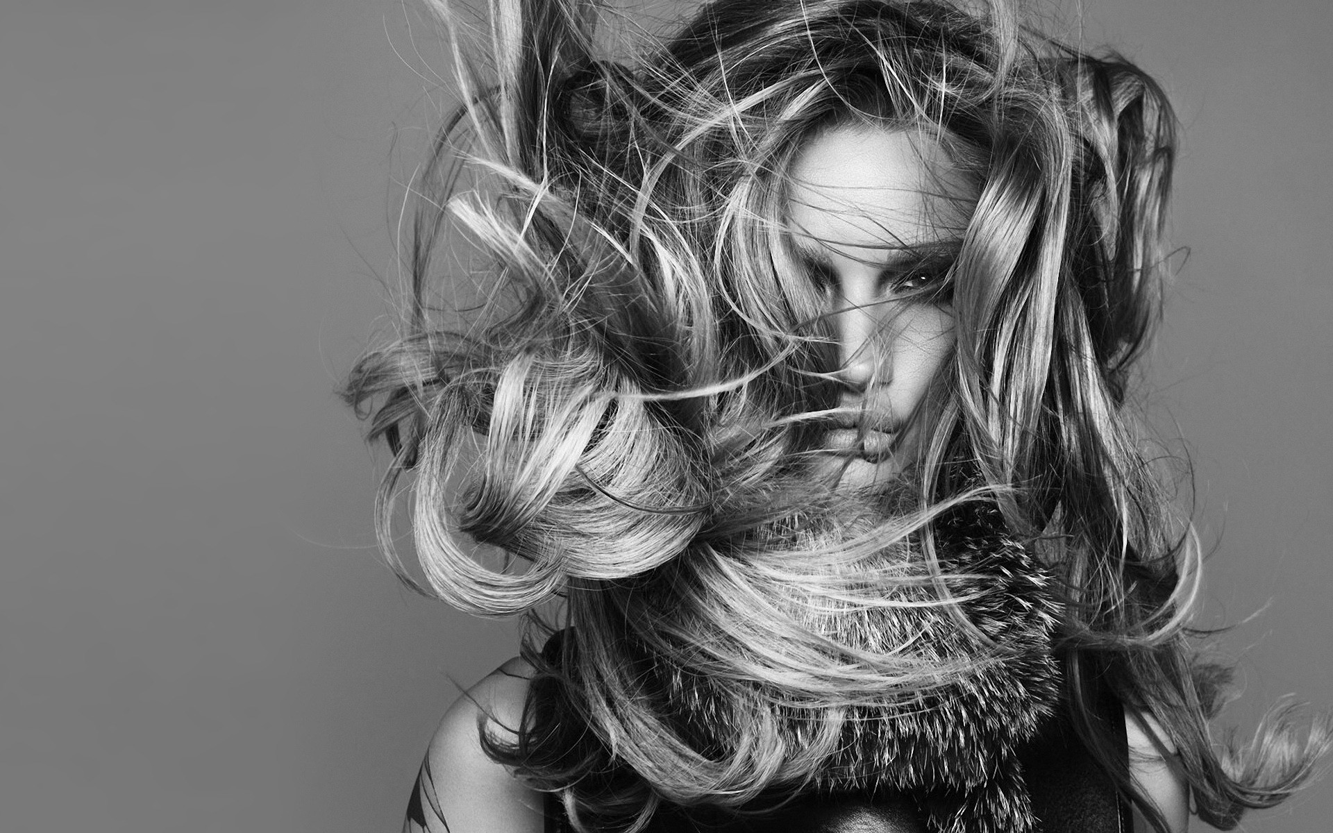 पोर्ट्रेट मोनोक्रोम लड़की मॉडल फैशन बाल औरत सुंदर वयस्क केश हवा ग्लैमर सेक्सी चेहरा एक स्टूडियो शैली