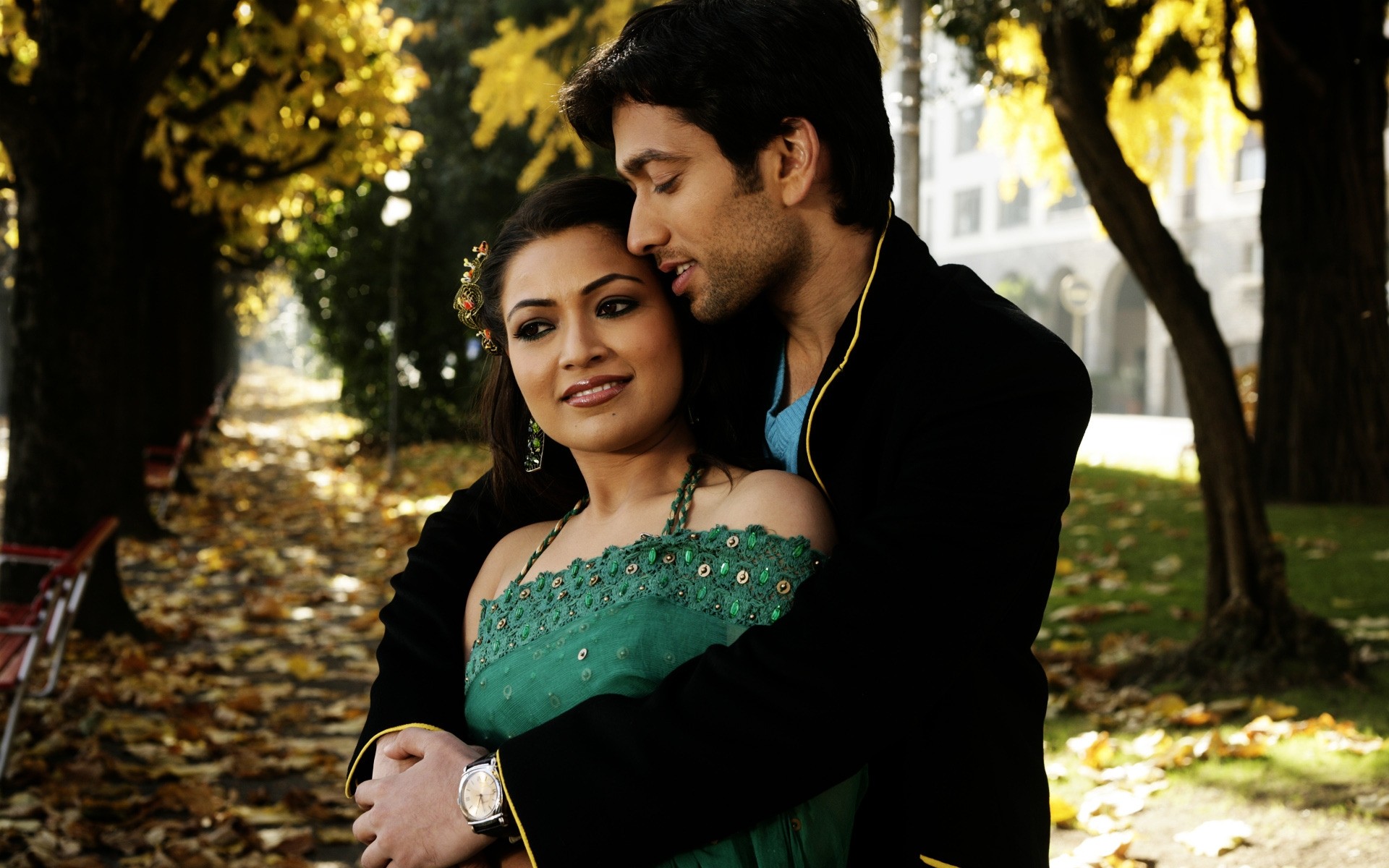 महिला घर के बाहर दो प्यार चेहरे की अभिव्यक्ति चित्र शादी वयस्क आदमी पार्क लड़की पहनना अमिता पाठक नकुल मेहता युगल बॉलीवुड गले