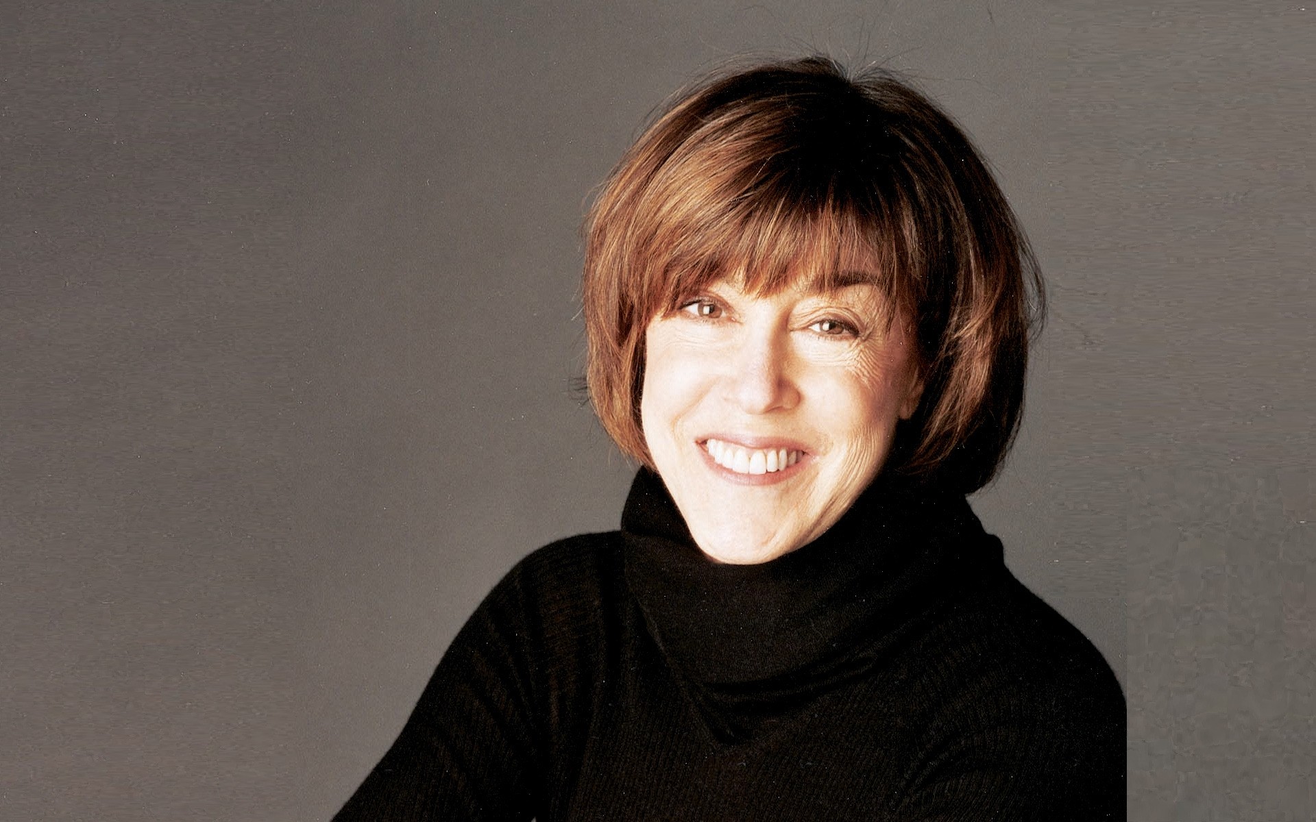 पोर्ट्रेट एकल वयस्क चेहरे की अभिव्यक्ति पहने हुए लड़की औरत स्वेटर चेहरा मुस्कान औरत हँस पृष्ठभूमि