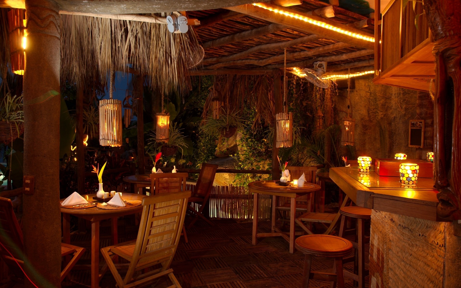 टेबल फर्नीचर इंटीरियर डिजाइन कुर्सी इनडोर कमरा होटल घर जगह दीपक भोजन कक्ष विलासिता घर टेबलवेयर रेस्तरां झूमर अंदर कैफे जगह