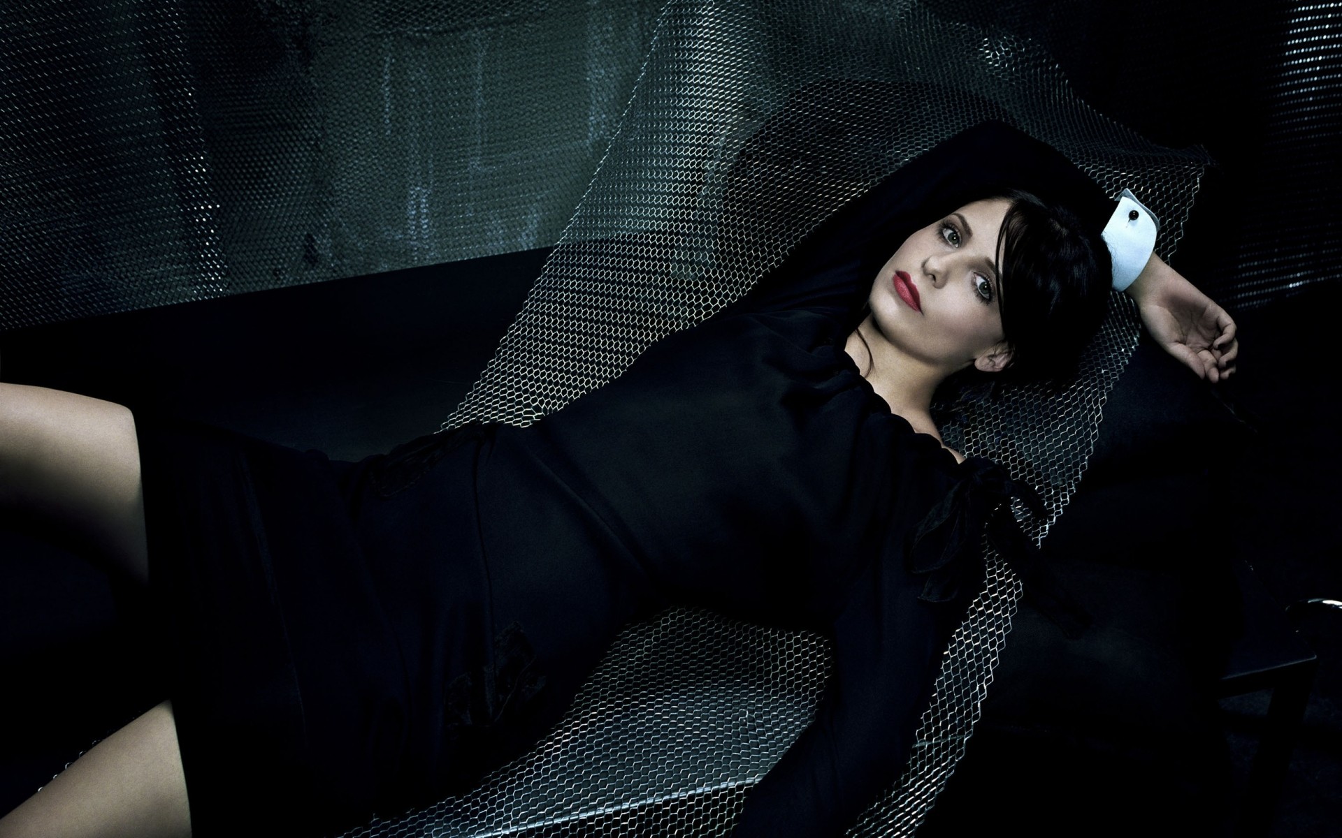 फैशन मॉडल चित्र सेक्सी महिला ग्लैमर लड़की अंधेरा सुंदर काली पोशाक सोफा कमरा पृष्ठभूमि