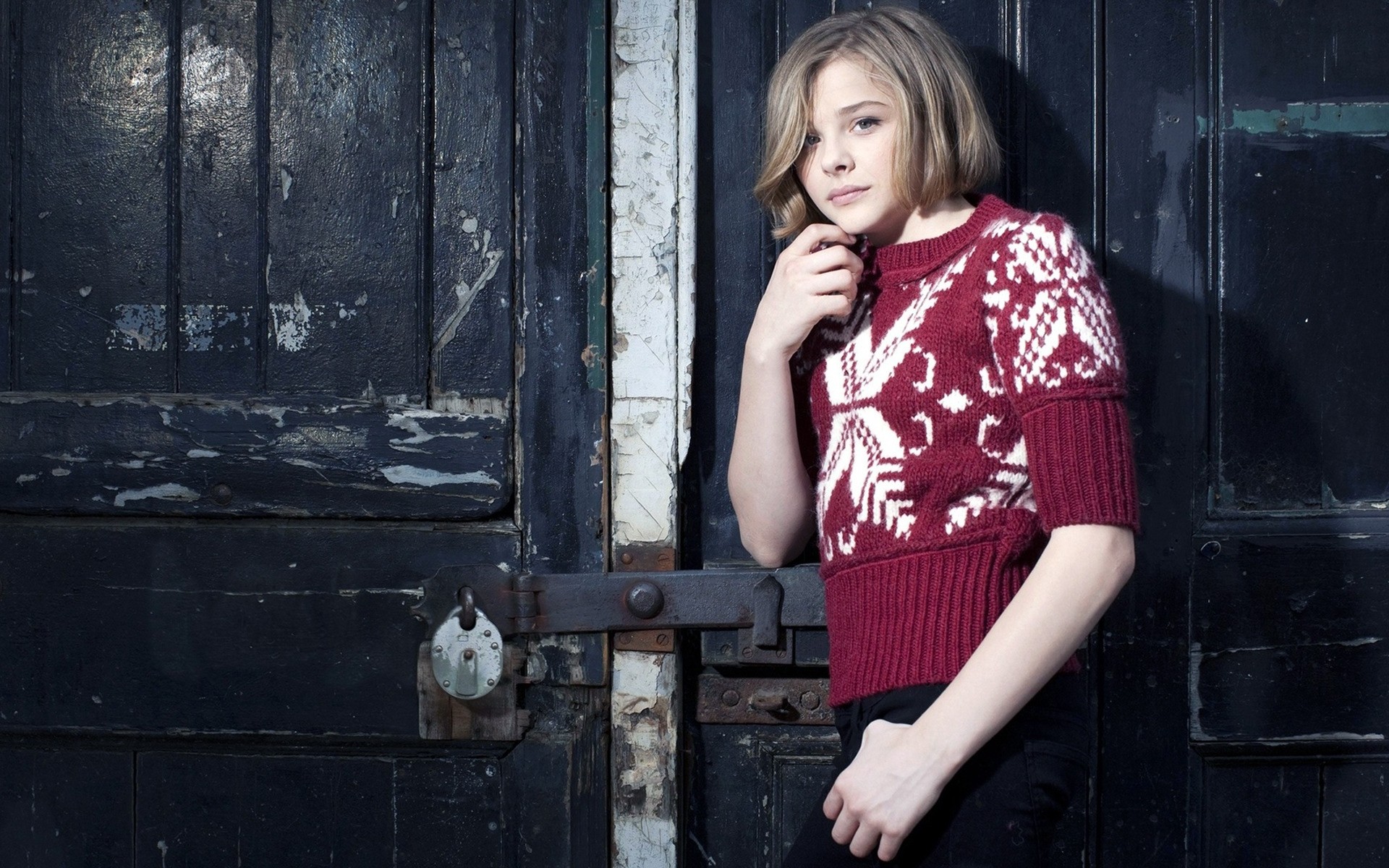 महिला एकल चित्र वयस्क फैशन दरवाजा पहनना लड़की सेक्सी अभिनेत्री हॉलीवुड किक-गधा एक्शन क्लो मोरेट्ज़