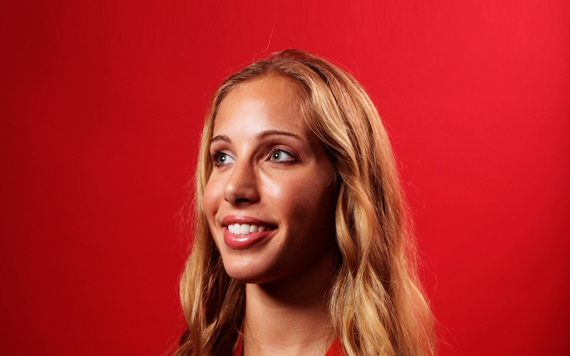 महिला चित्र फैशन एक सुंदर पहनना कृपाण मुस्कान हंसी ज़गुनिस मारियल