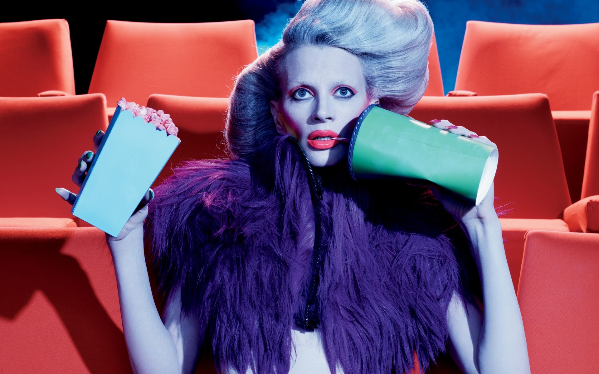 महिला घर के अंदर बैठो खुशी अकेला जगह फैशन सेलिब्रिटी मजेदार मॉडल क्रिस्टन मैकमेनमी