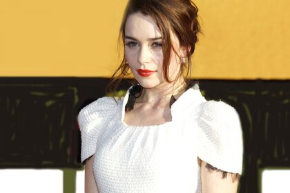 युवा लड़की घर के अंदर