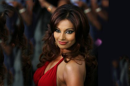 अद्भुत आंखों के साथ एक लाल पोशाक में एक महिला