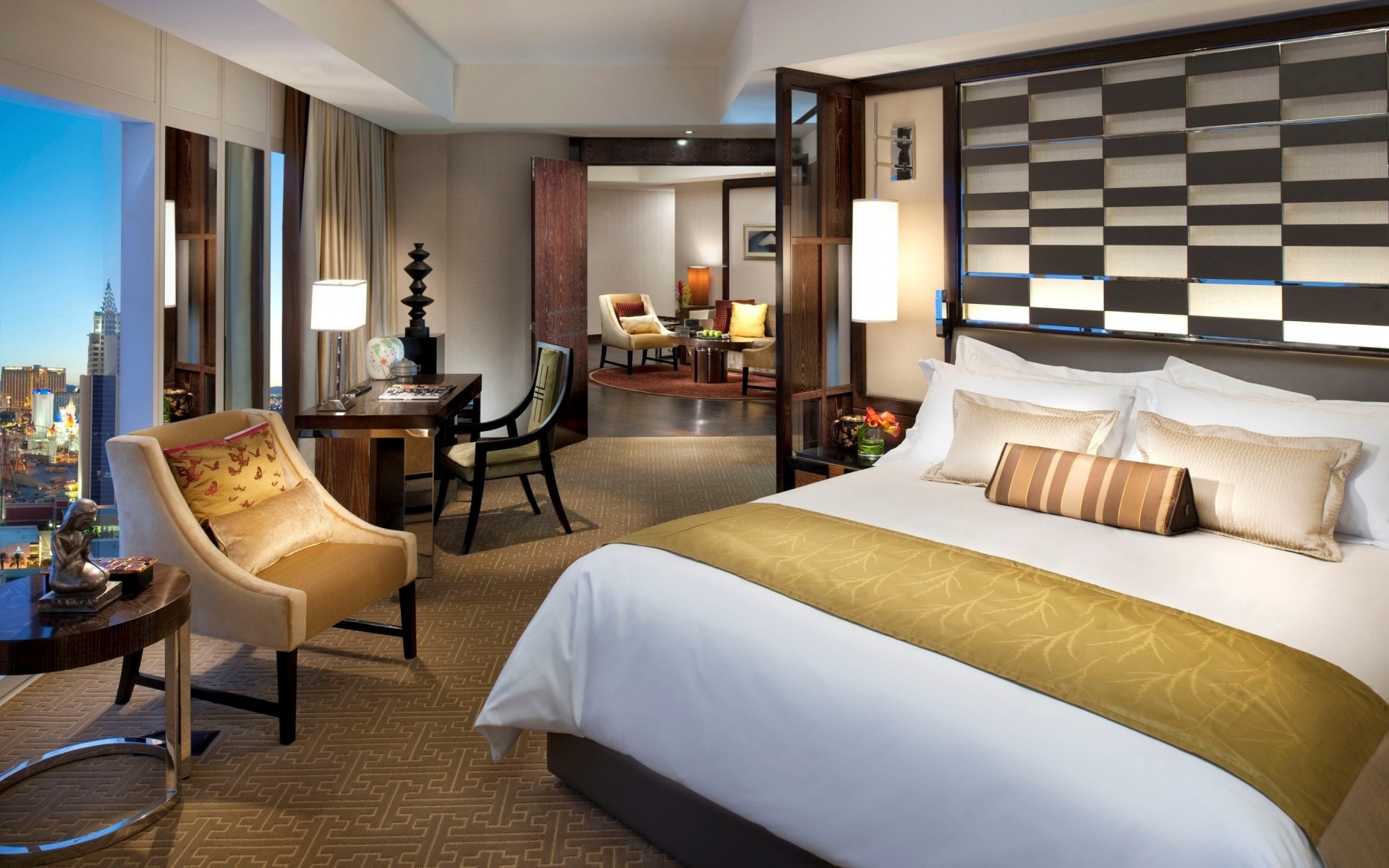 फर्नीचर बेडरूम कमरे बिस्तर इनडोर दीपक आधुनिक विलासिता तकिया इंटीरियर डिजाइन मेज होटल कालीन अपार्टमेंट खिड़कियां आवासीय कुर्सी परिवार मंजिल घर कुर्सी कुर्सियों