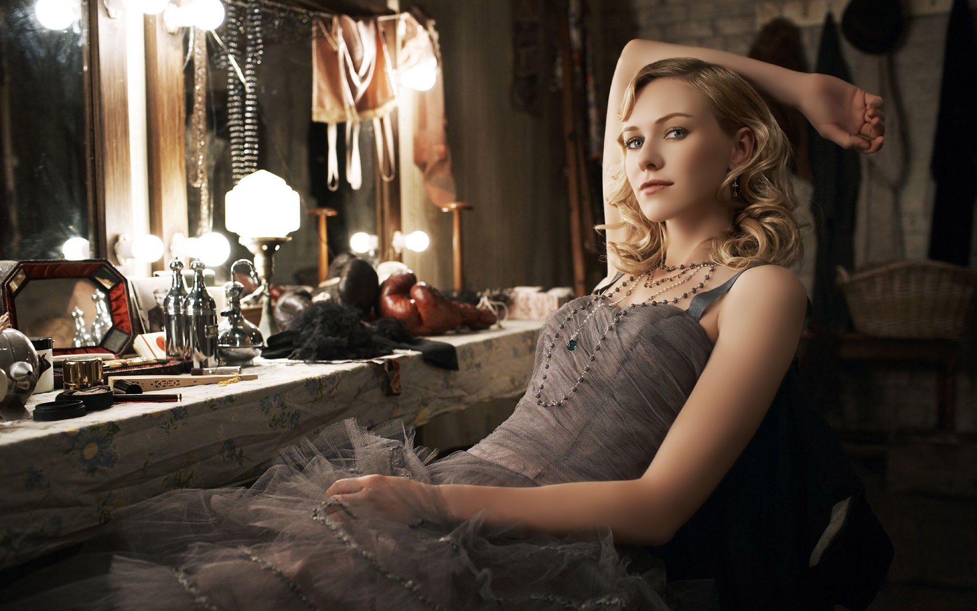 महिला फैशन वयस्क ग्लैमर चित्र एकल इनडोर मॉडल कमरा पोशाक