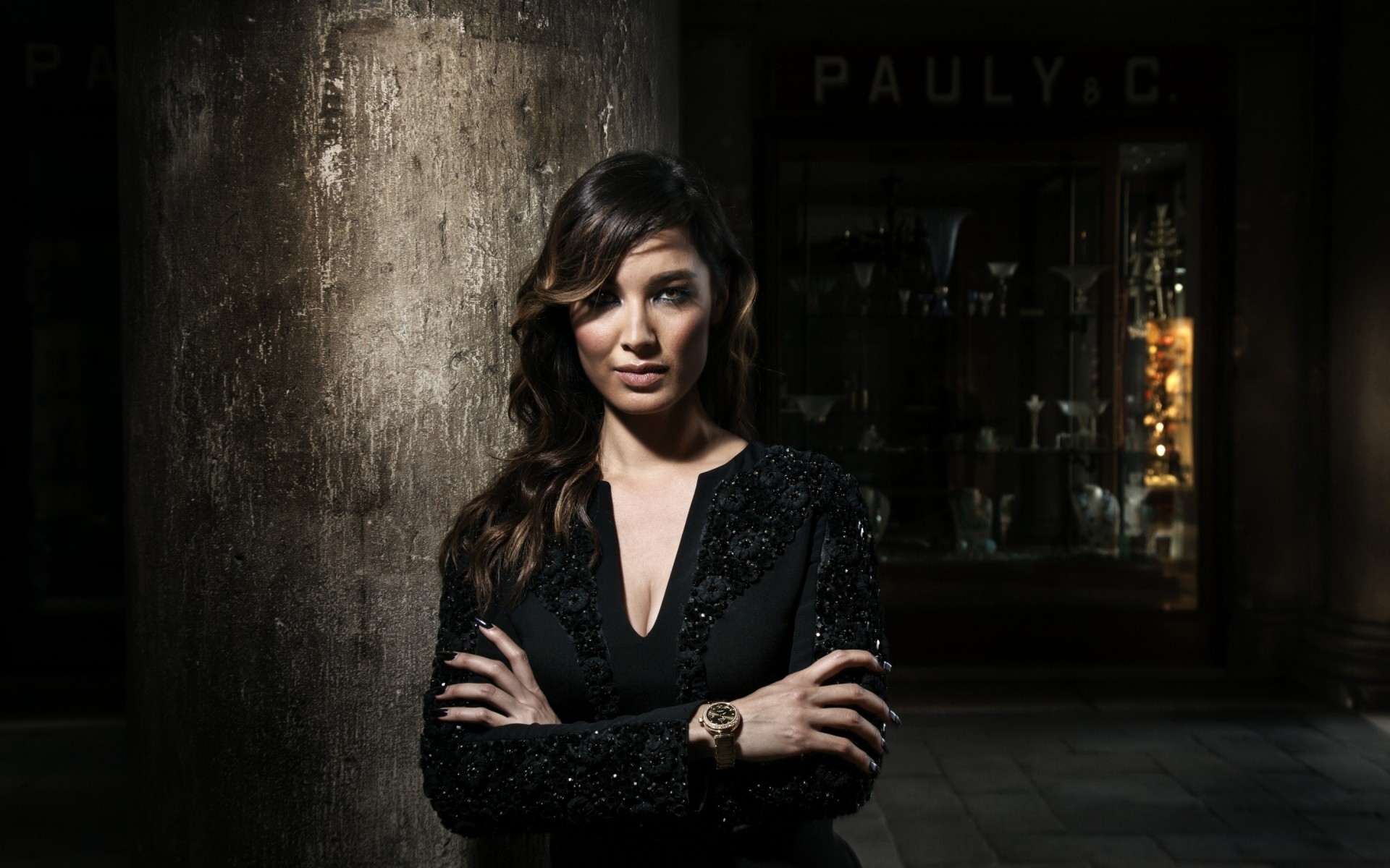 महिला चित्र फैशन एकल पहनना वयस्क आदर्श इनडोर अंधेरा लड़की अभिनेत्री बेरेनिस मार्लोहे हस्तियाँ हस्तियाँ