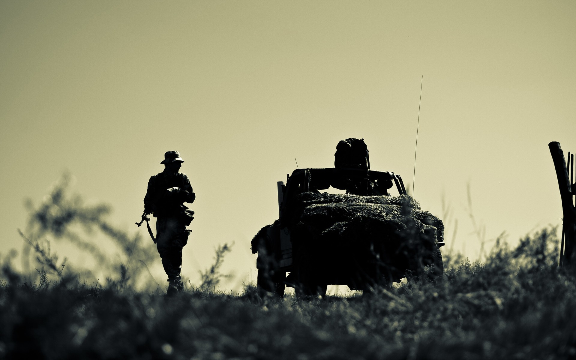 सैन्य युद्ध सेना सैनिक पिस्तौल हथियार परिदृश्य आदमी सिल्हूट वयस्क बैकलिट लड़ाई मुकाबला कार्रवाई सूर्यास्त एक राइफल