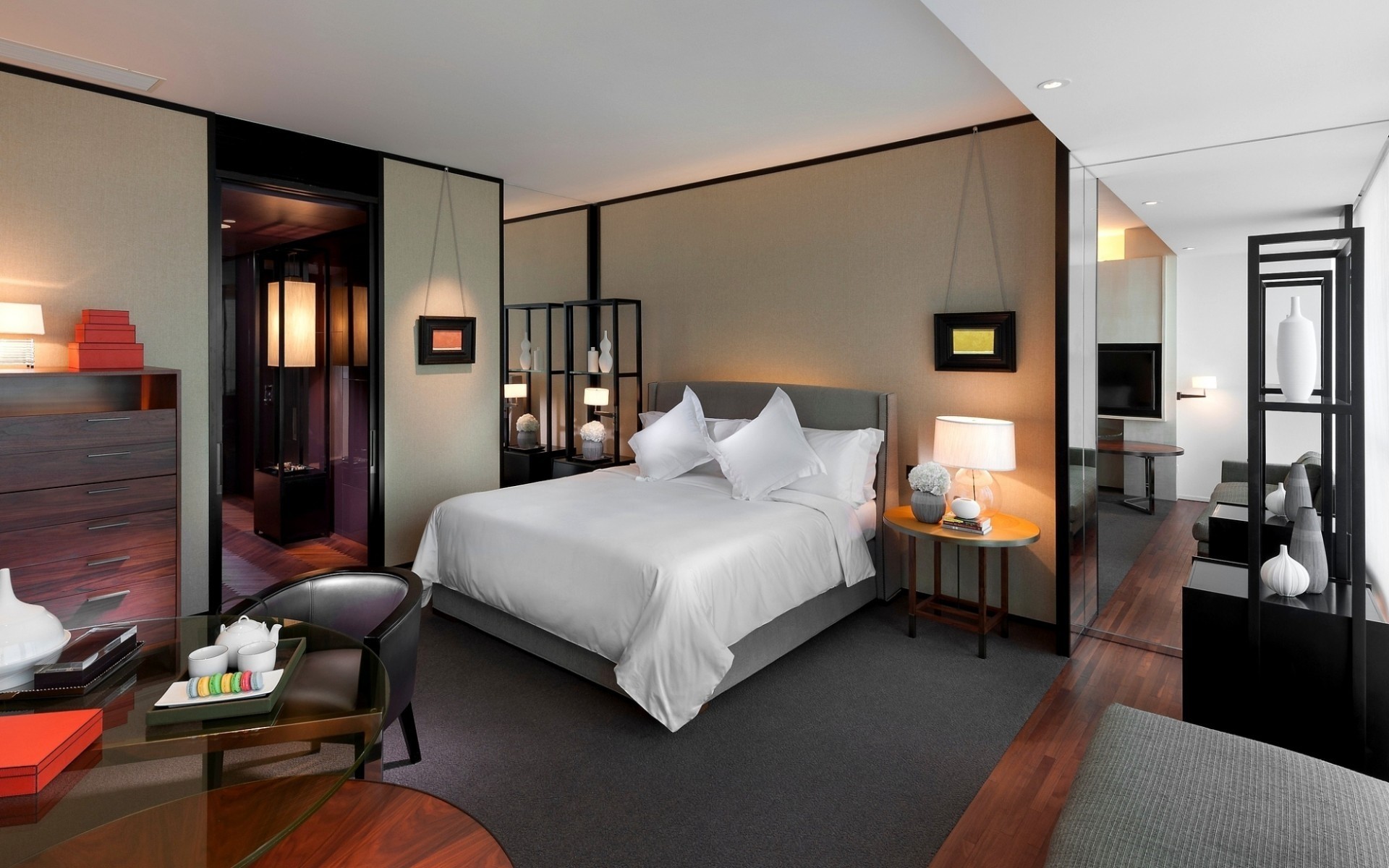 फर्नीचर कमरा शयनकक्ष बिस्तर घर इनडोर इंटीरियर डिजाइन दीपक मेज कुर्सी खिड़की दर्पण कालीन फर्श घर आधुनिक जगह अपार्टमेंट होटल विलासिता सोफा बेडरूम डिजाइन