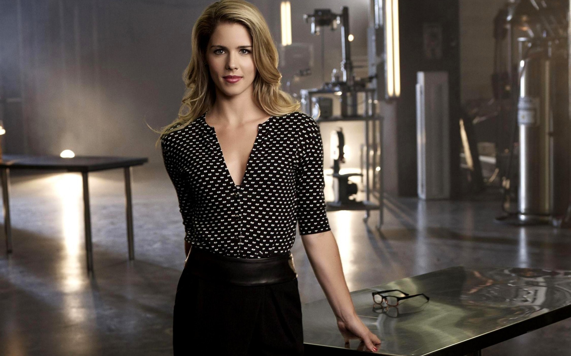 वयस्क महिला चित्र इनडोर फैशन एकल व्यापार मॉडल पहनने कमरे फैशनेबल गोरा बेब एमिली बेट्टे सेलिब्रिटी सेलिब्रिटी