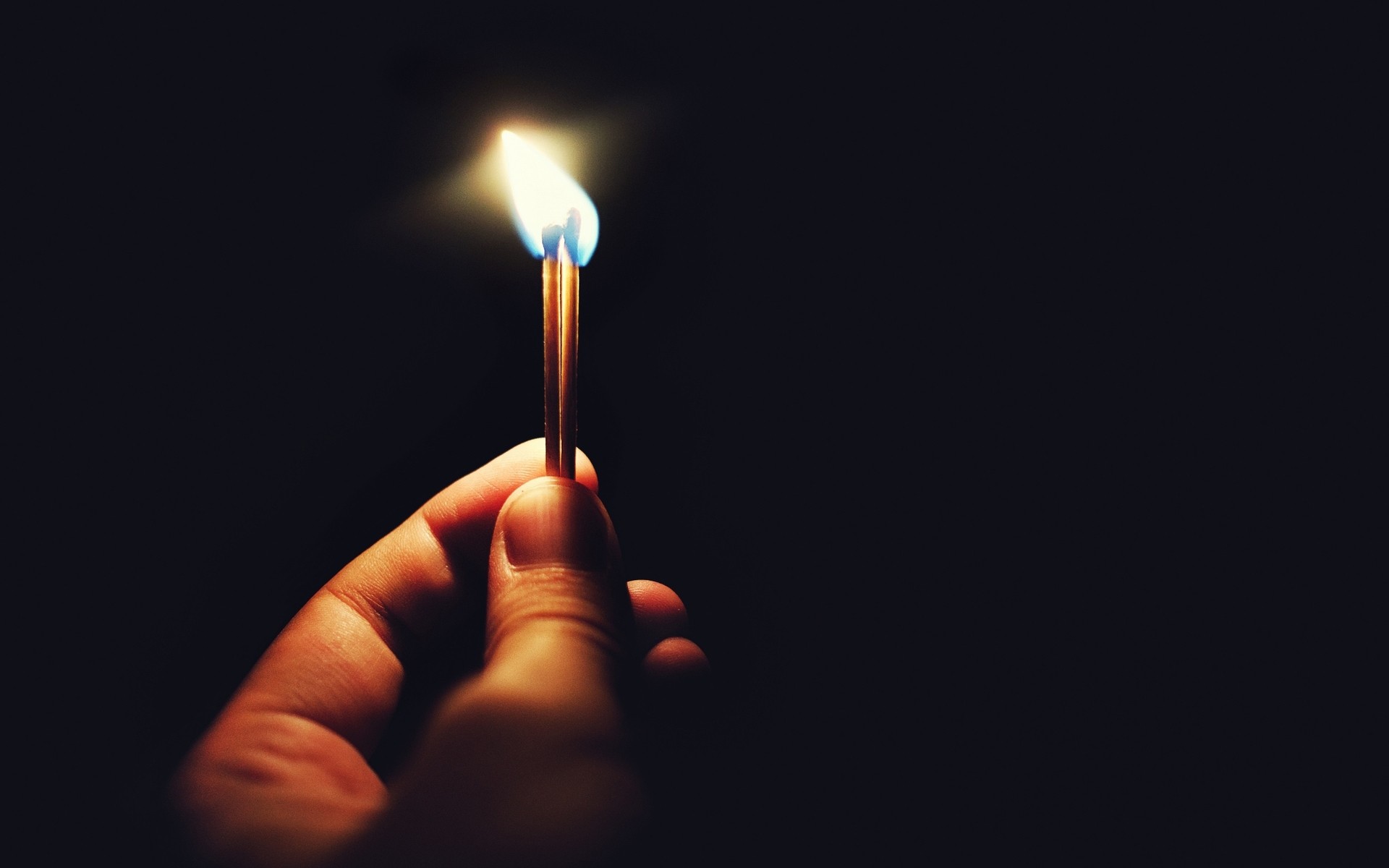 लौ अंधेरा धुआं जला दिया प्रकाश हाथ मोमबत्ती मोम जला डेस्कटॉप माचिस आग