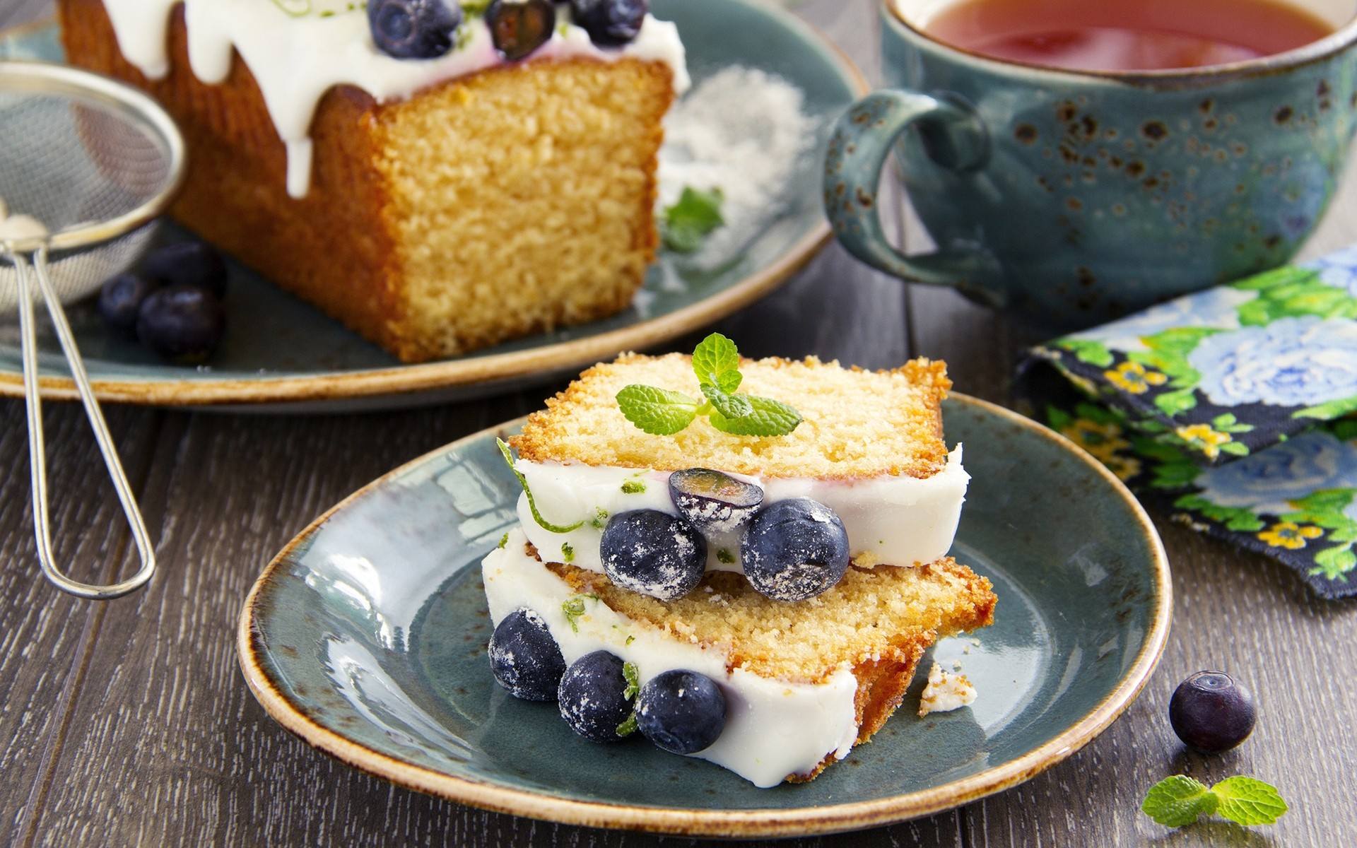 भोजन प्लेटें फल मीठा डेयरी उत्पाद नाश्ता केक क्रीम जलपान स्वादिष्ट बेरी टेबल एपिकुरस स्वस्थ कप पोषण टुकड़ा ब्लूबेरी कप केक पुदीना