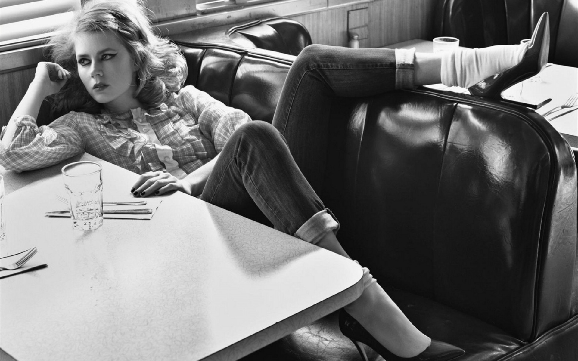 जगह वयस्क फर्नीचर औरत कुर्सी बैठो चेहरे की अभिव्यक्ति अकेले चित्र घर के अंदर बैठे कमरे व्यक्ति कार अभिनेत्री मशहूर हस्तियों हॉलीवुड अभिनेत्रियों भव्य सुंदर