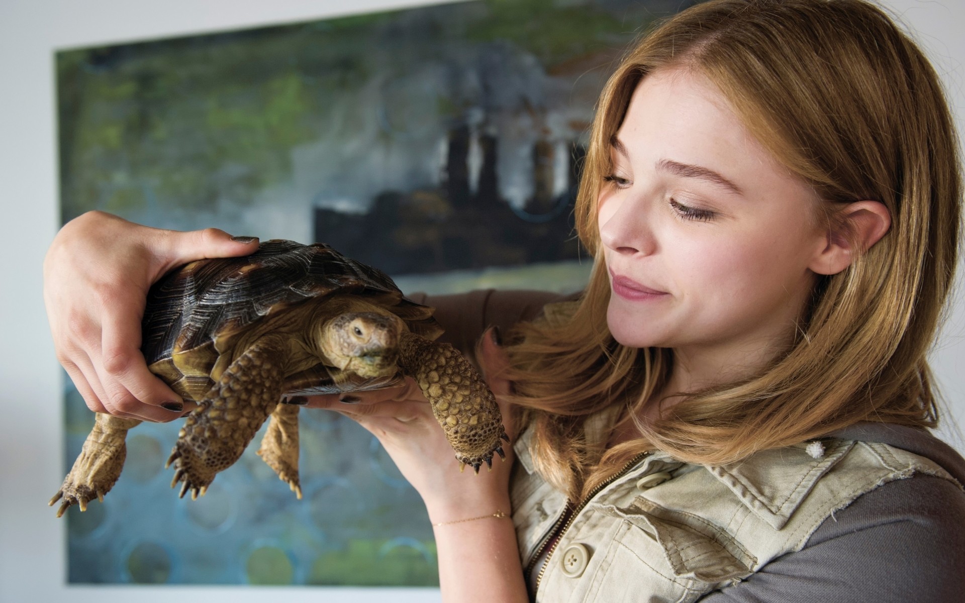 प्रकृति चित्र एकल महिला घर के बाहर वयस्क युवा प्यारा अभिनेत्री किशोर मुद्रा