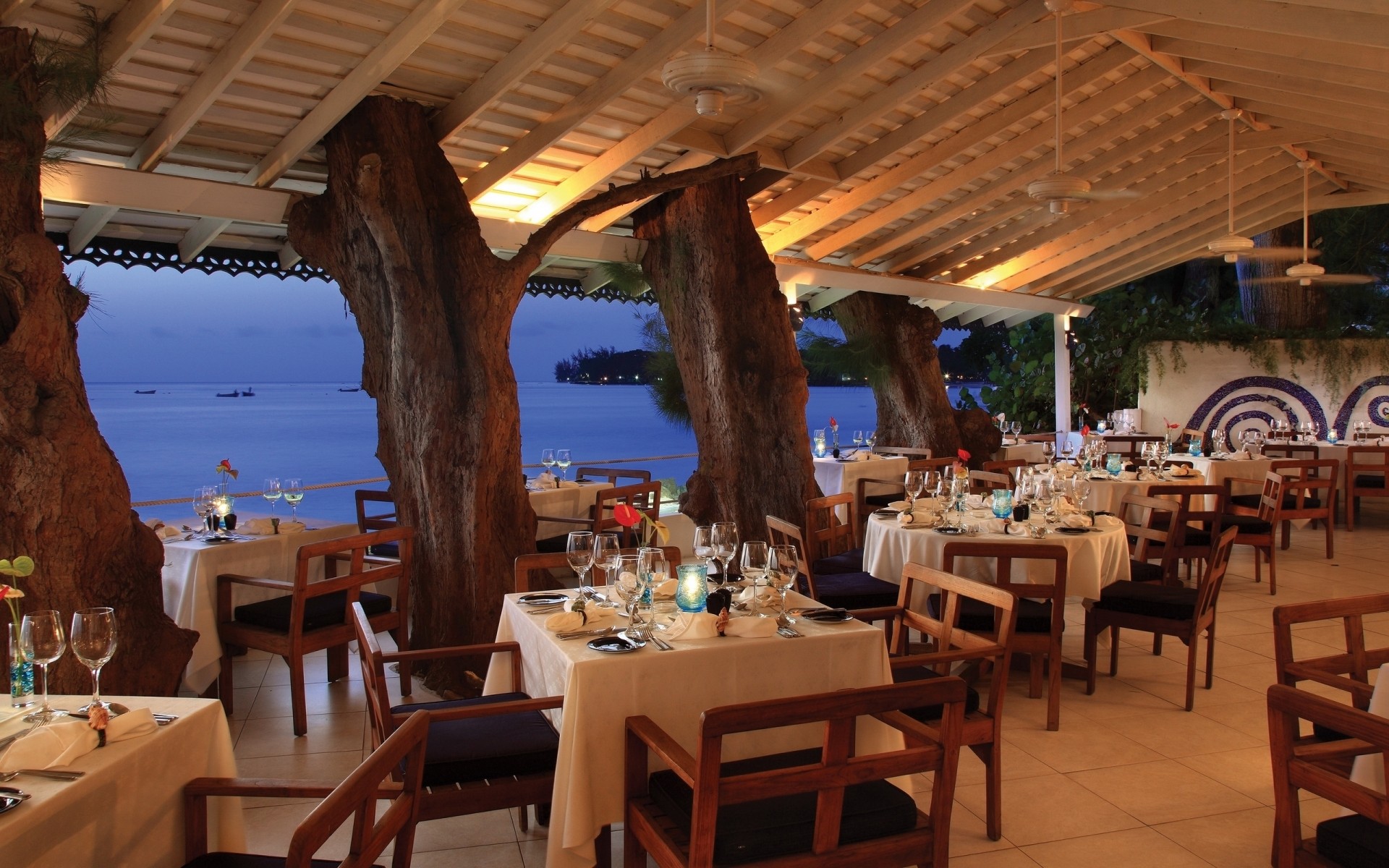 टेबल कुर्सी रेस्तरां फर्नीचर जगह होटल टेबलवेयर यात्रा कैफे जगह छुट्टी कमरा आँगन कैफे विलासिता पर्यटन दिन के उजाले बार सहारा भोजन समुद्र दृश्य