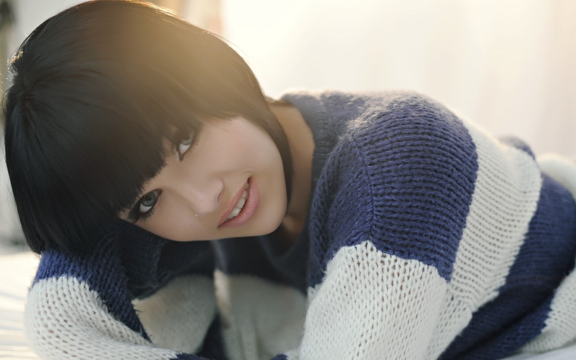 सर्दी स्वेटर पहनने औरत बच्चे लड़की ठंड चित्र एक अवकाश घर के अंदर फैशन परिवार गर्मी चेहरे की अभिव्यक्ति वयस्क दुपट्टा विश्राम मॉडल बच्चे मुस्कान ग्लैमर