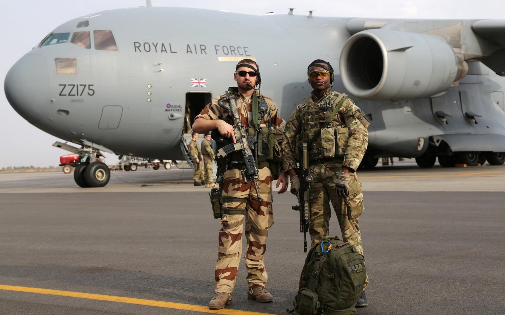 सैन्य हवाई जहाज हवाई अड्डे हवाई जहाज कार परिवहन प्रणाली वायु सेना सेना युद्ध नौसेना हथियार मक्खी छलावरण दो हवा लड़ाई डामर लड़ाकू