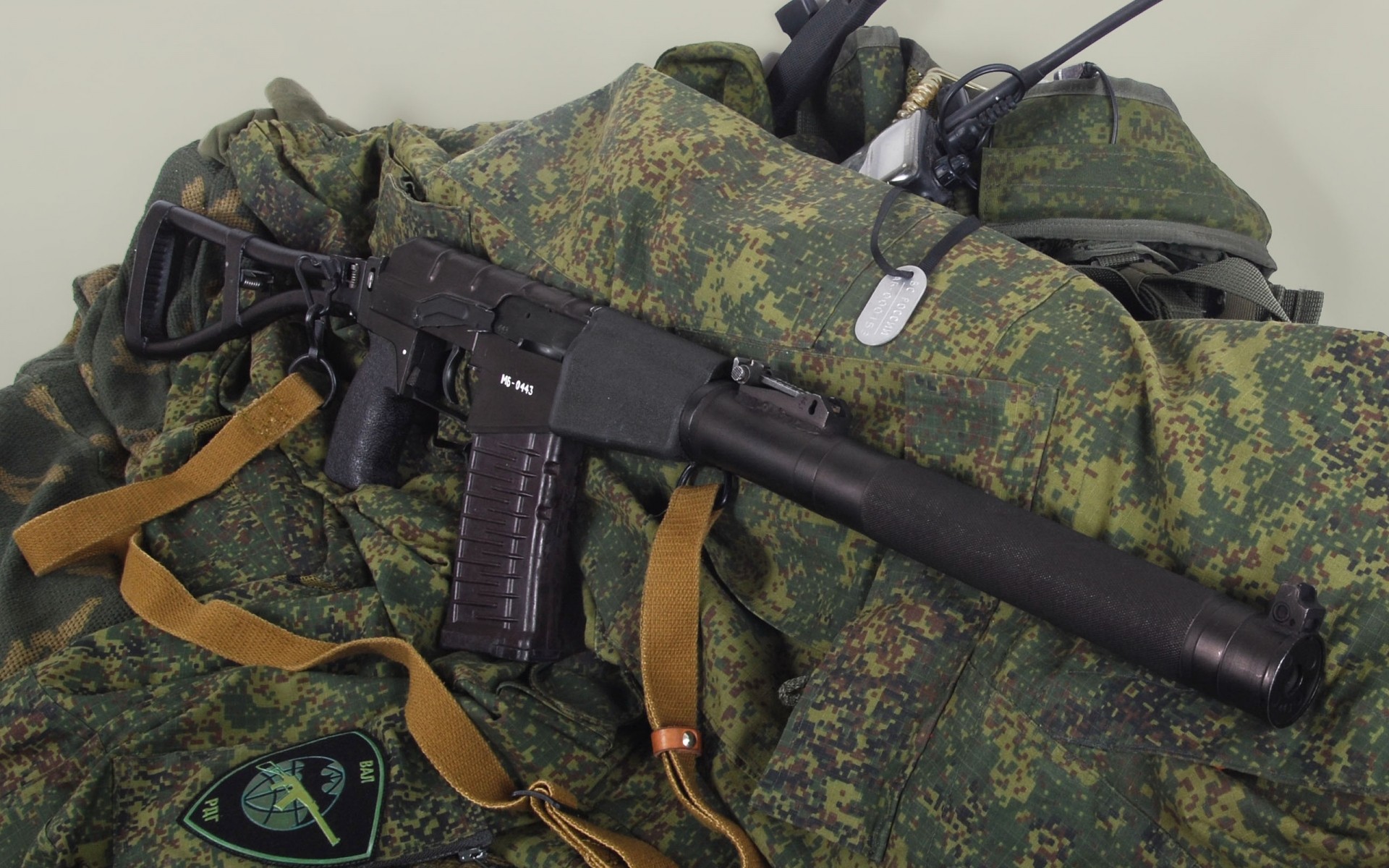 युद्ध सैन्य सेना पिस्तौल हथियार छलावरण राइफल सैनिक पहनने गोला बारूद मुकाबला लड़ाई वर्दी निशानची खाकी विशेष सुरक्षा नौसेना बल हेलमेट उपकरण