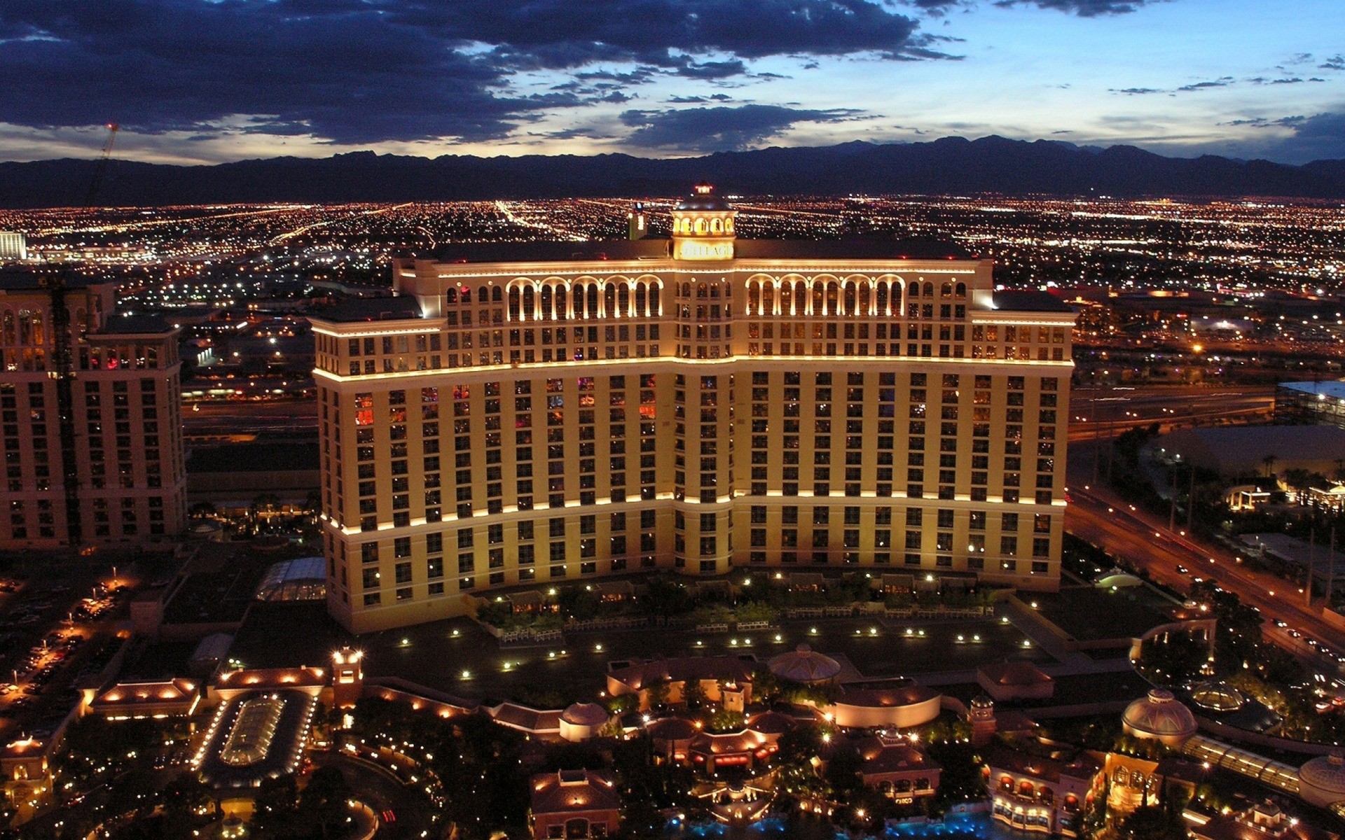 शहर यात्रा वास्तुकला घर शाम क्षितिज गोधूलि शहर शहर होटल प्रकाश कैसीनो गगनचुंबी इमारत घर के बाहर प्रबुद्ध सूर्यास्त आकाश विलासिता वेगास पैसा फव्वारा