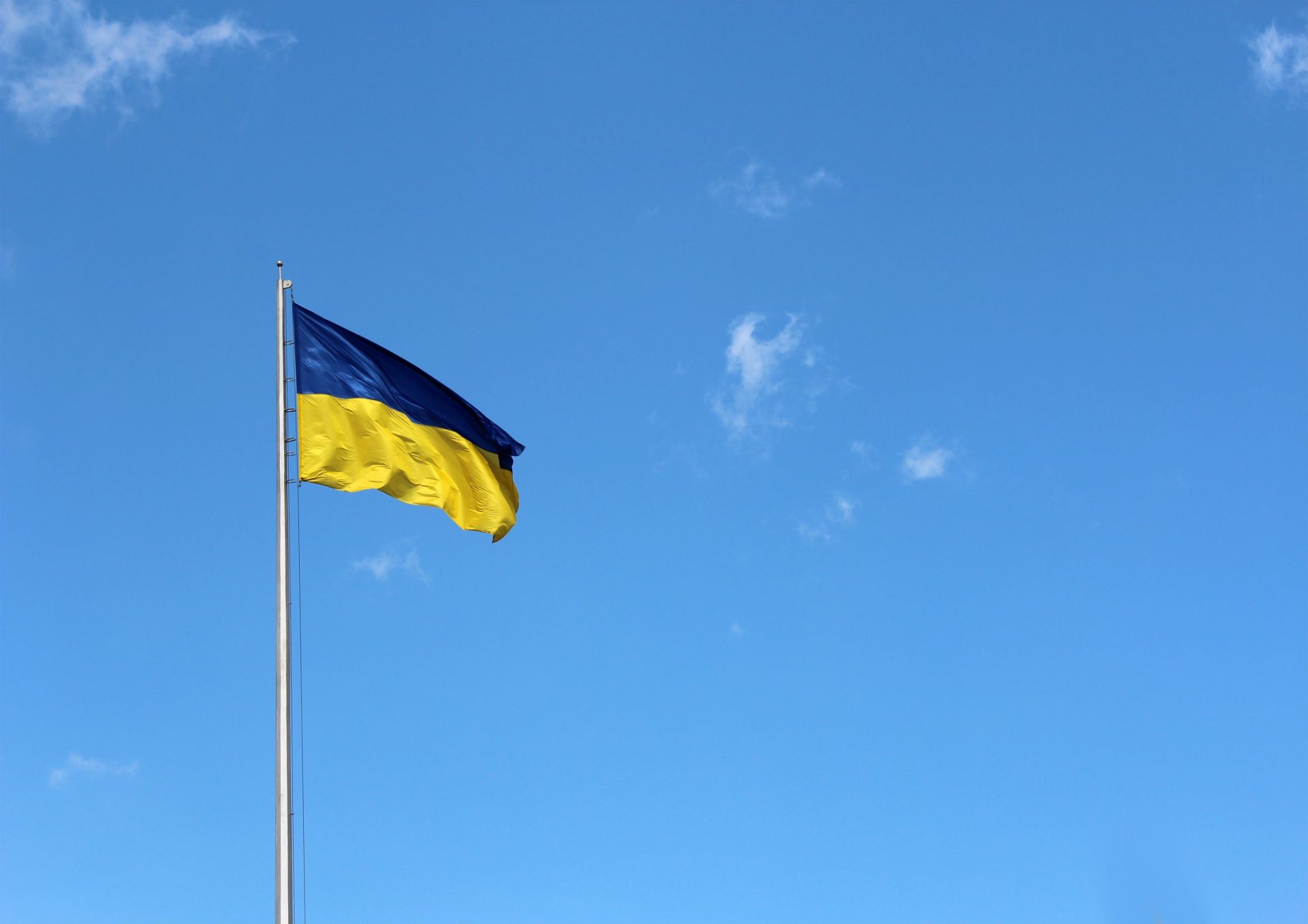 आकाश हवा नीला आकाश सड़क पर स्वतंत्रता झंडा सूरज यात्रा अच्छा मौसम