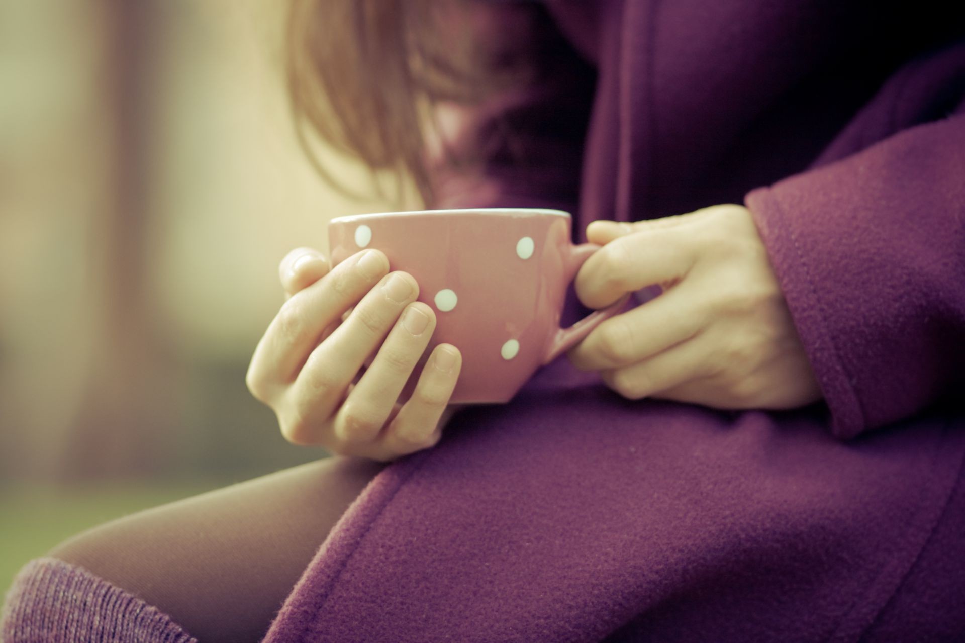 महिला लड़की विश्राम इनडोर मनोरंजन वयस्क हाथ एक परिवार कमरा मातृत्व दवा